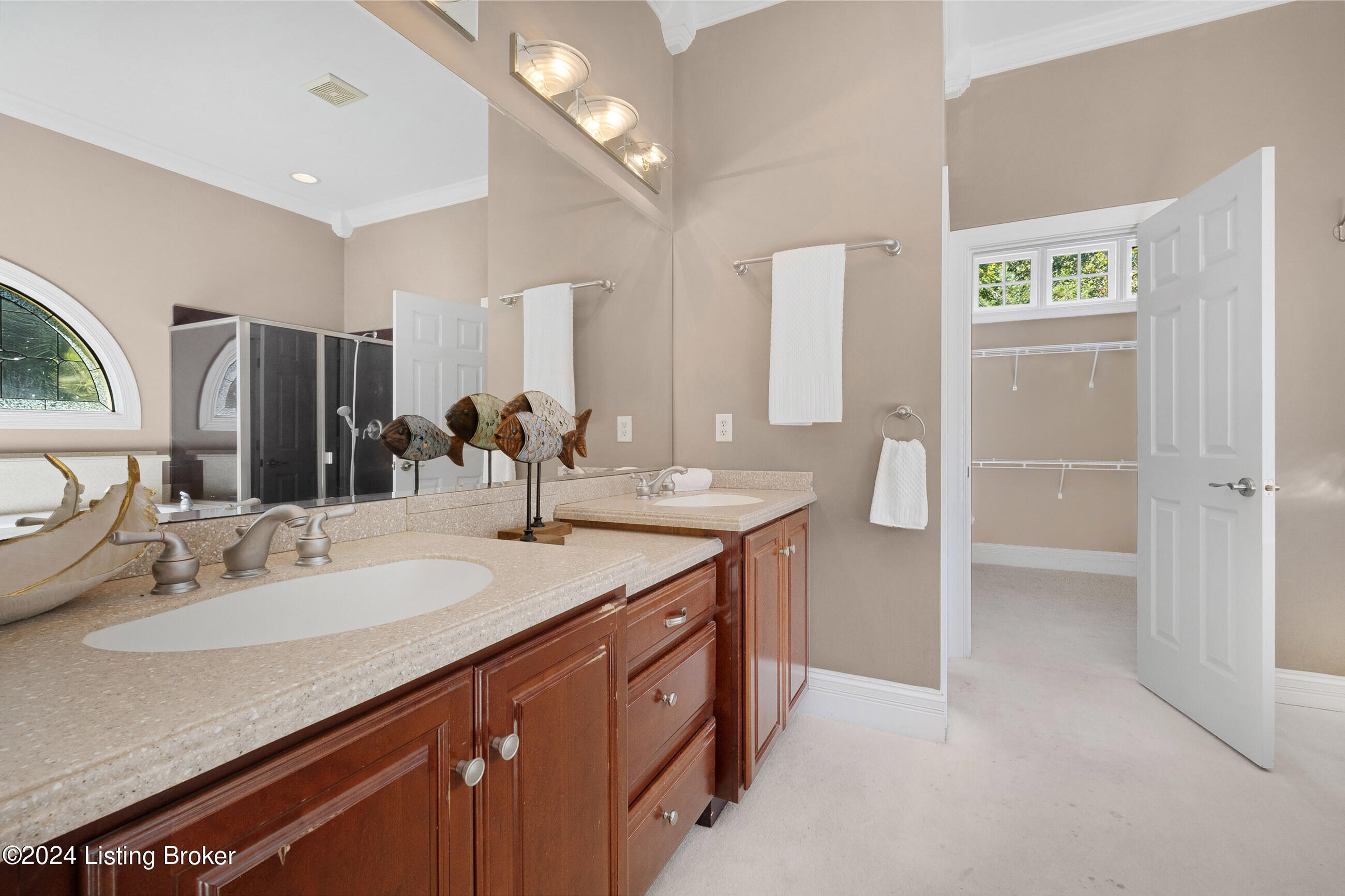 1084 Oak Pointe Dr