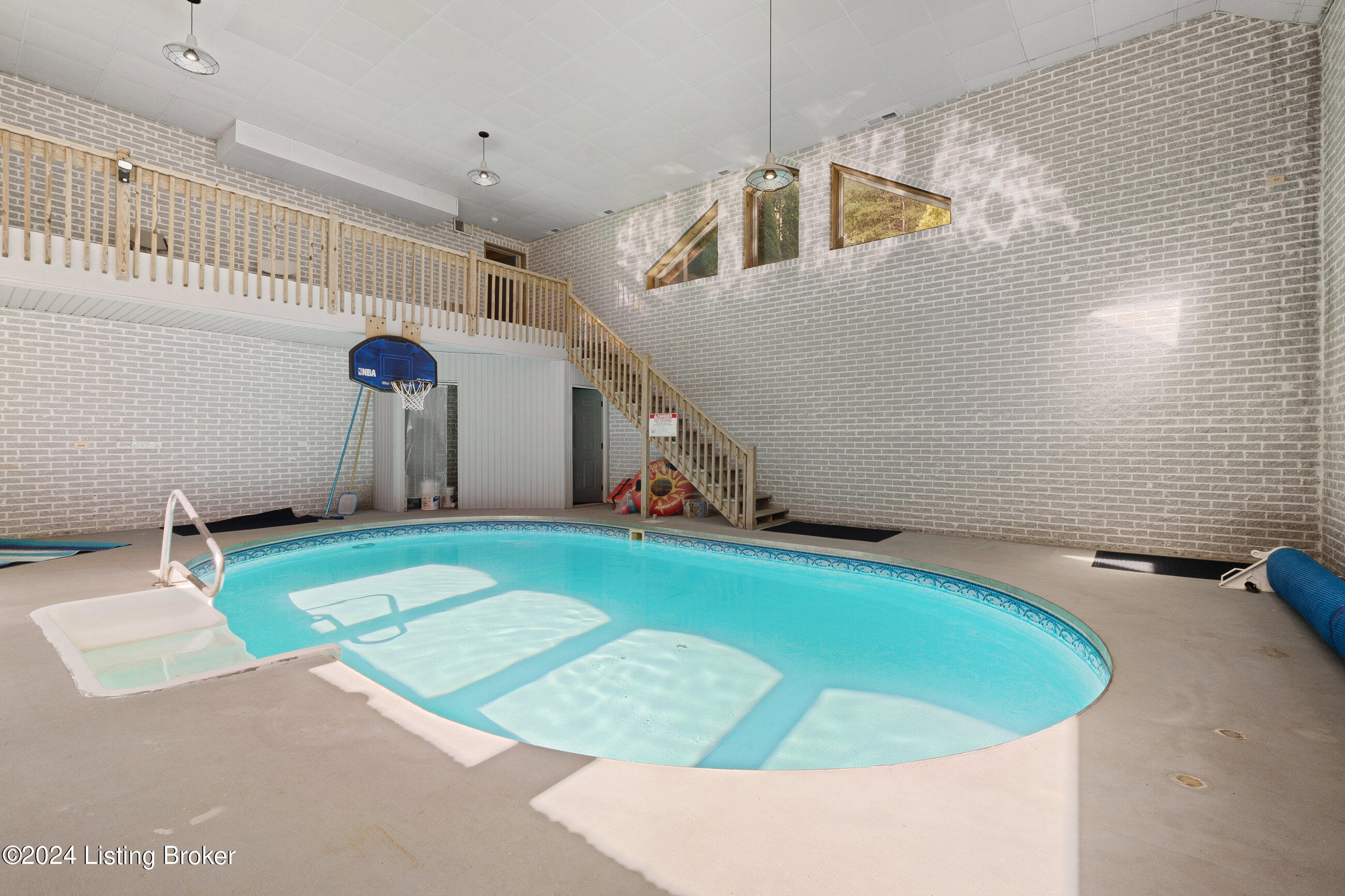 1084 Oak Pointe Dr