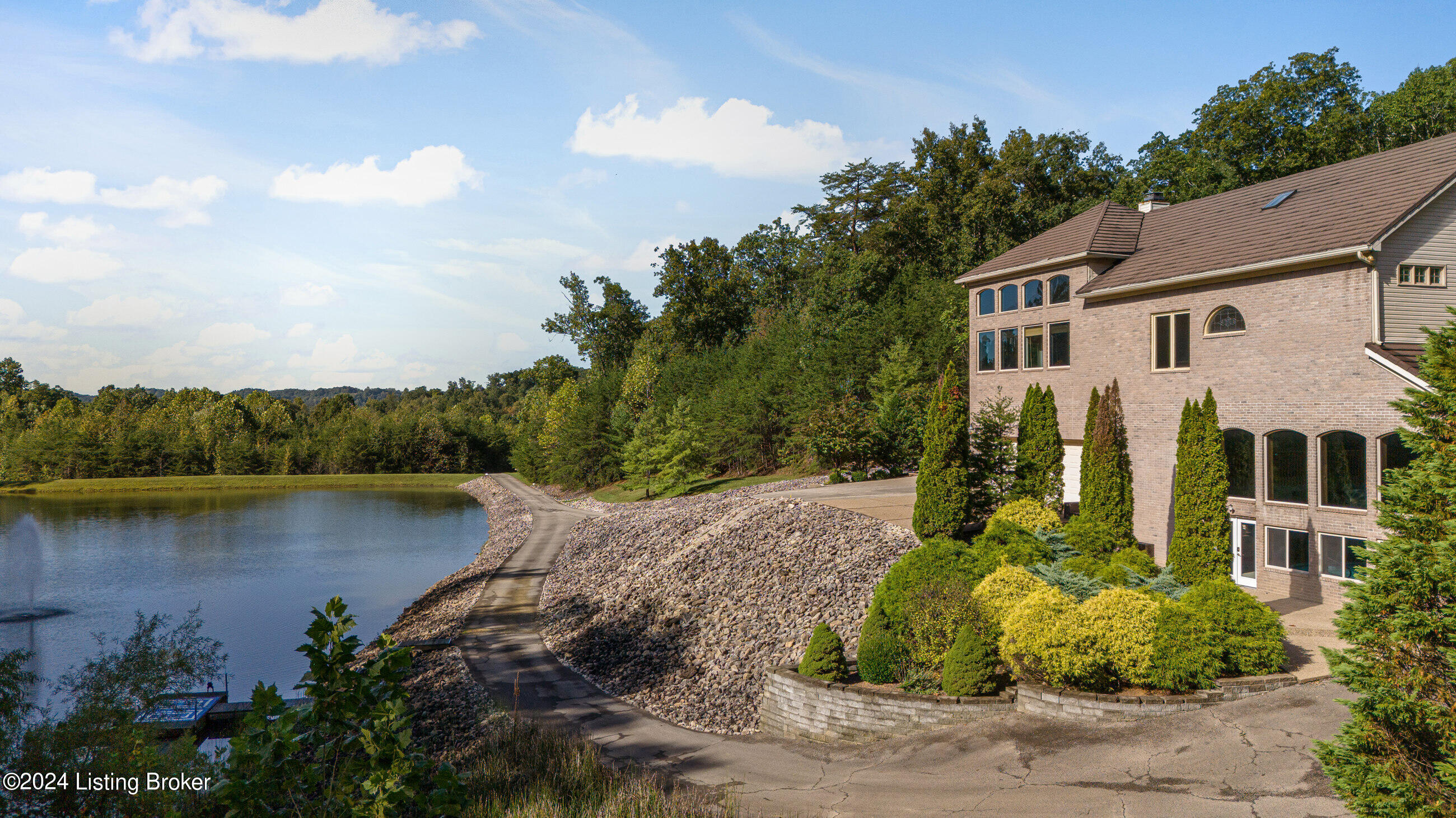 1084 Oak Pointe Dr