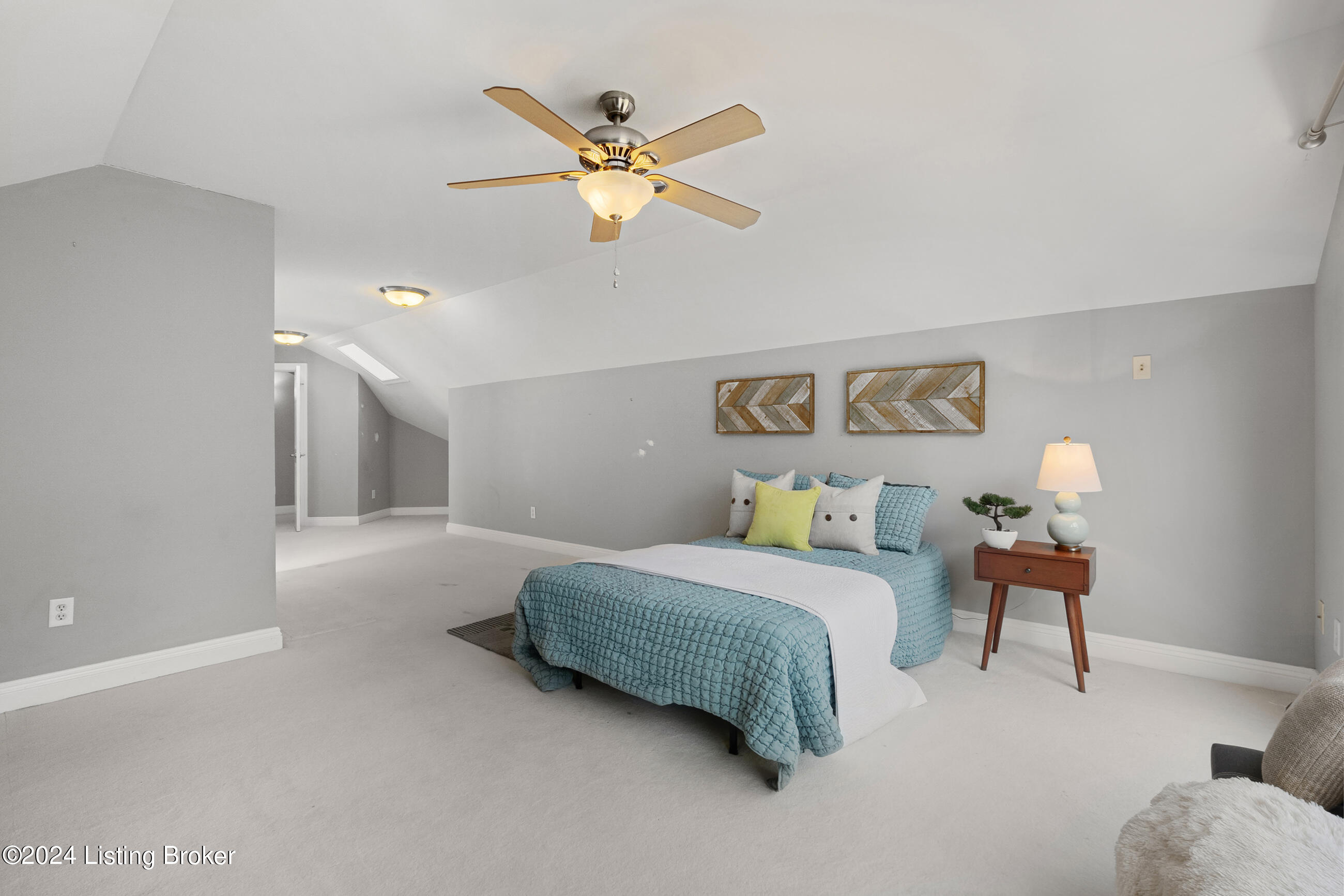 1084 Oak Pointe Dr