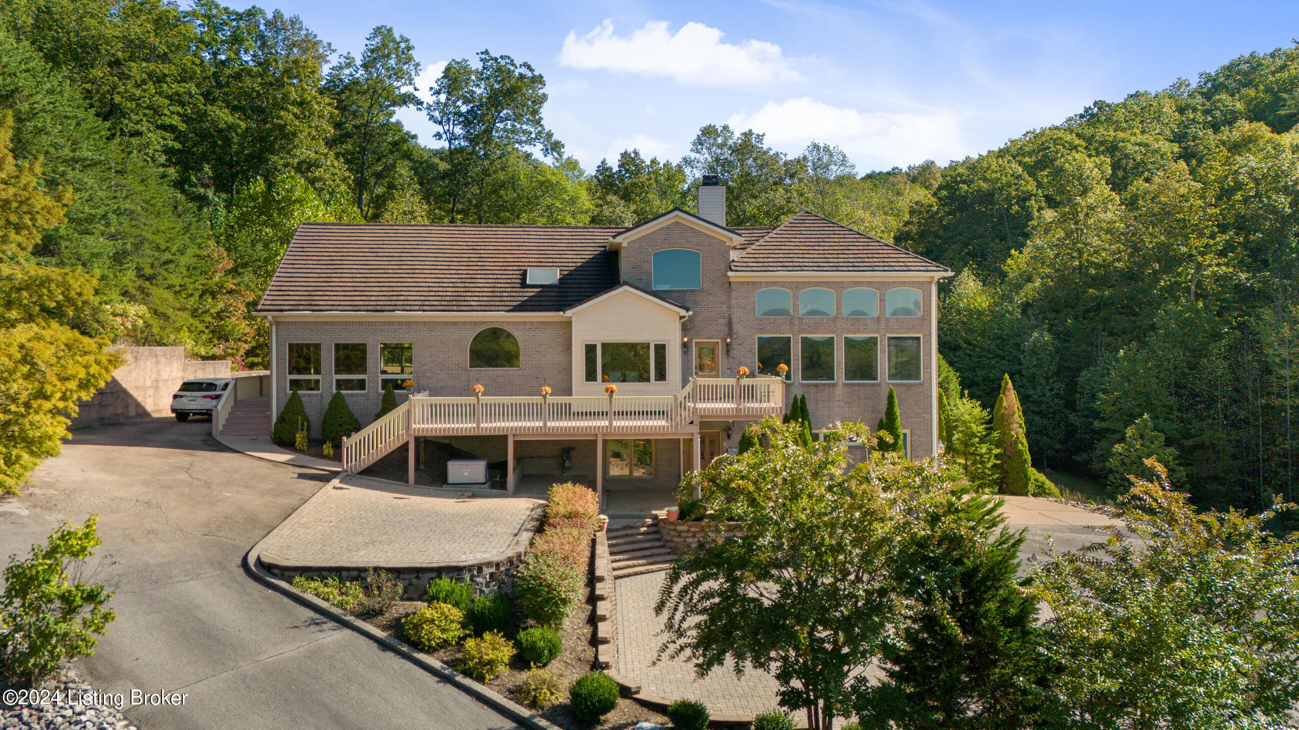 1084 Oak Pointe Dr