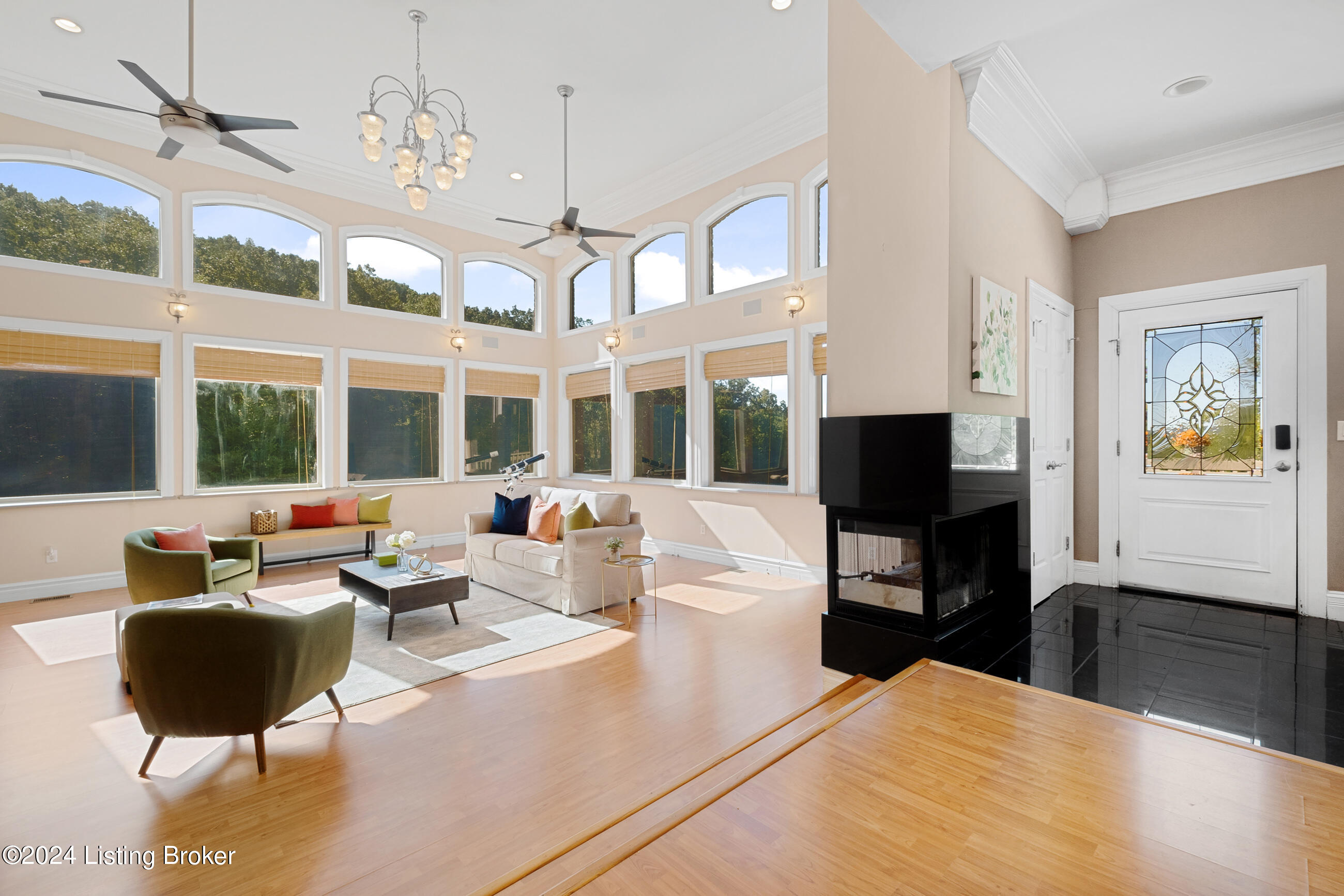 1084 Oak Pointe Dr