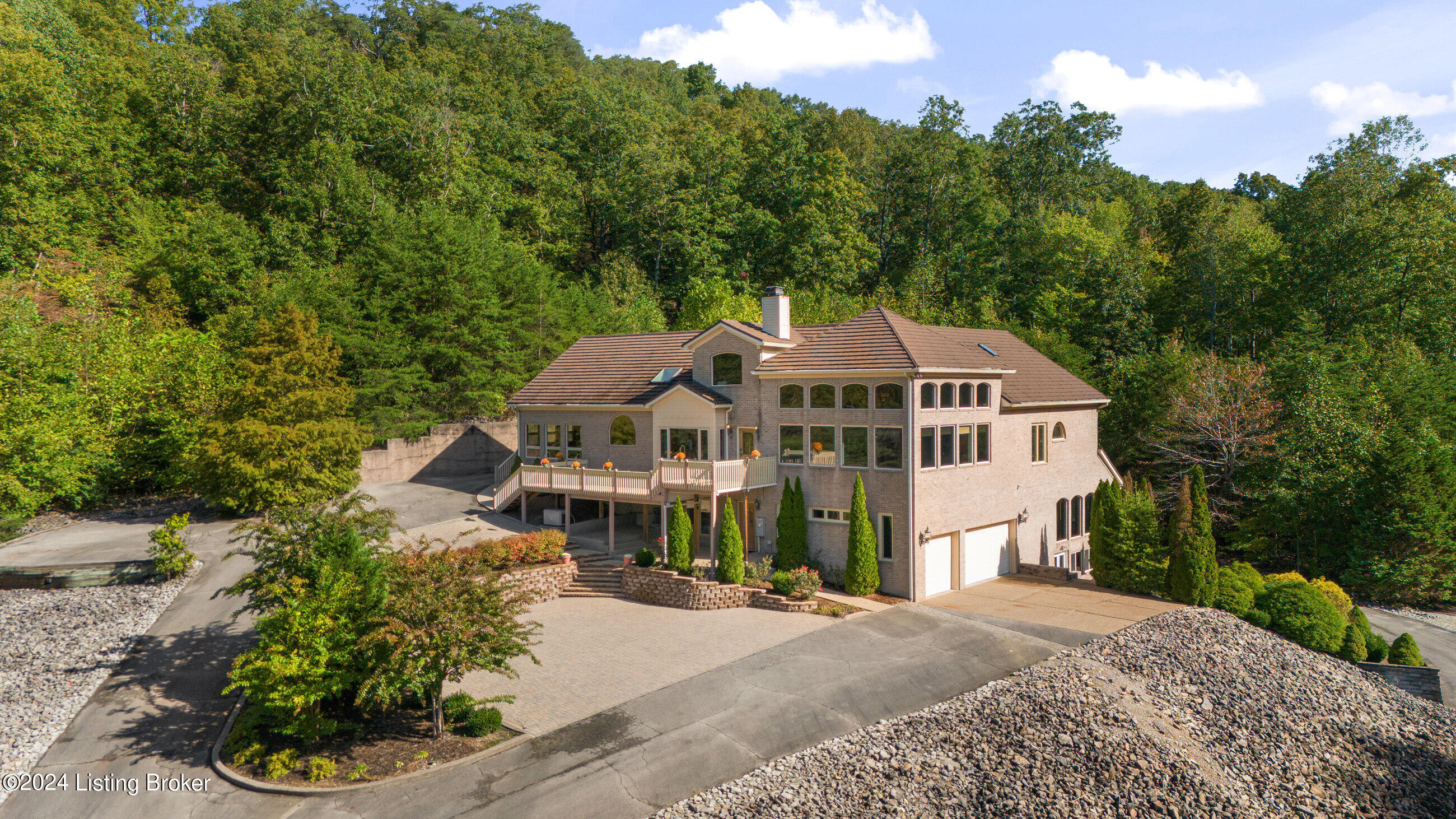 1084 Oak Pointe Dr