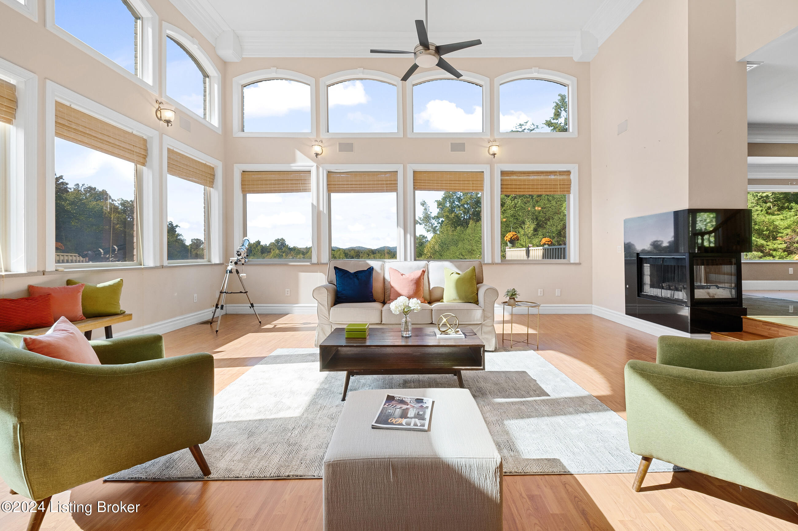 1084 Oak Pointe Dr