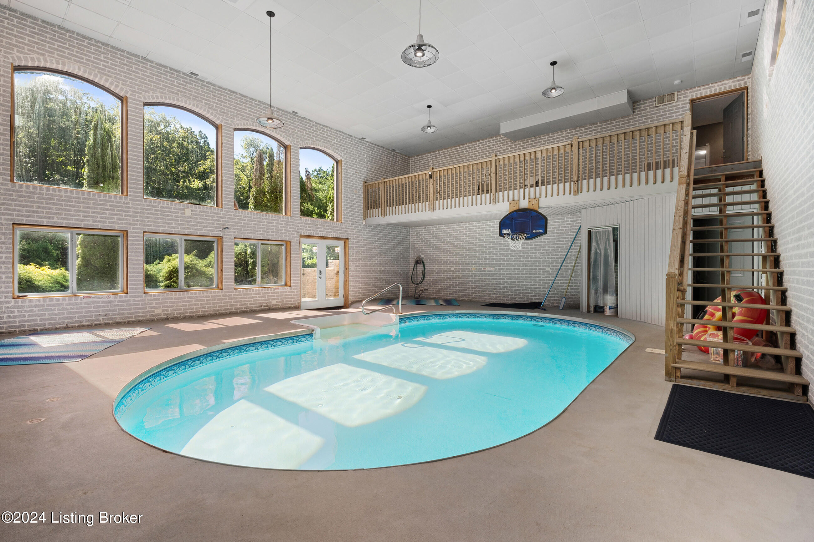1084 Oak Pointe Dr
