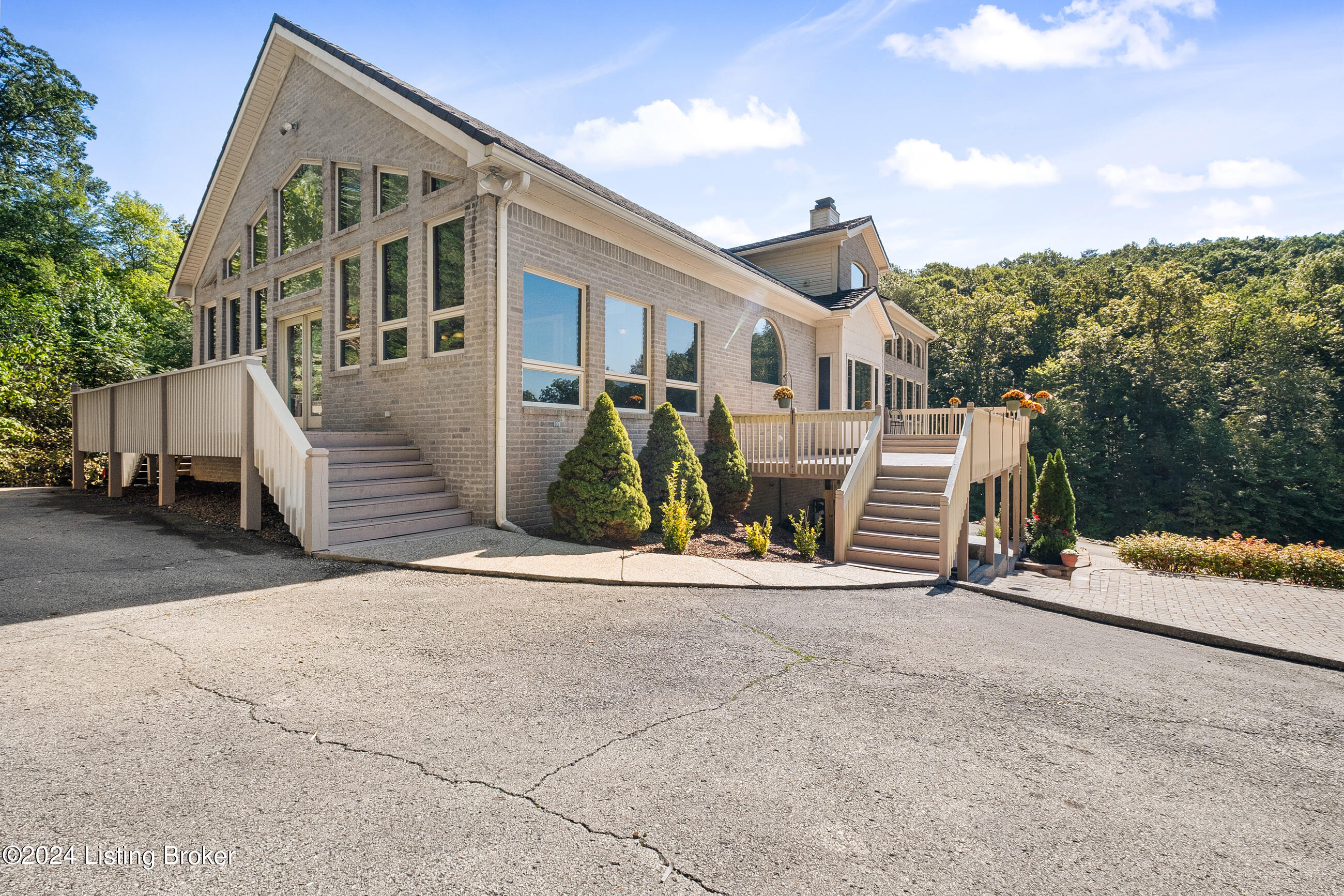 1084 Oak Pointe Dr