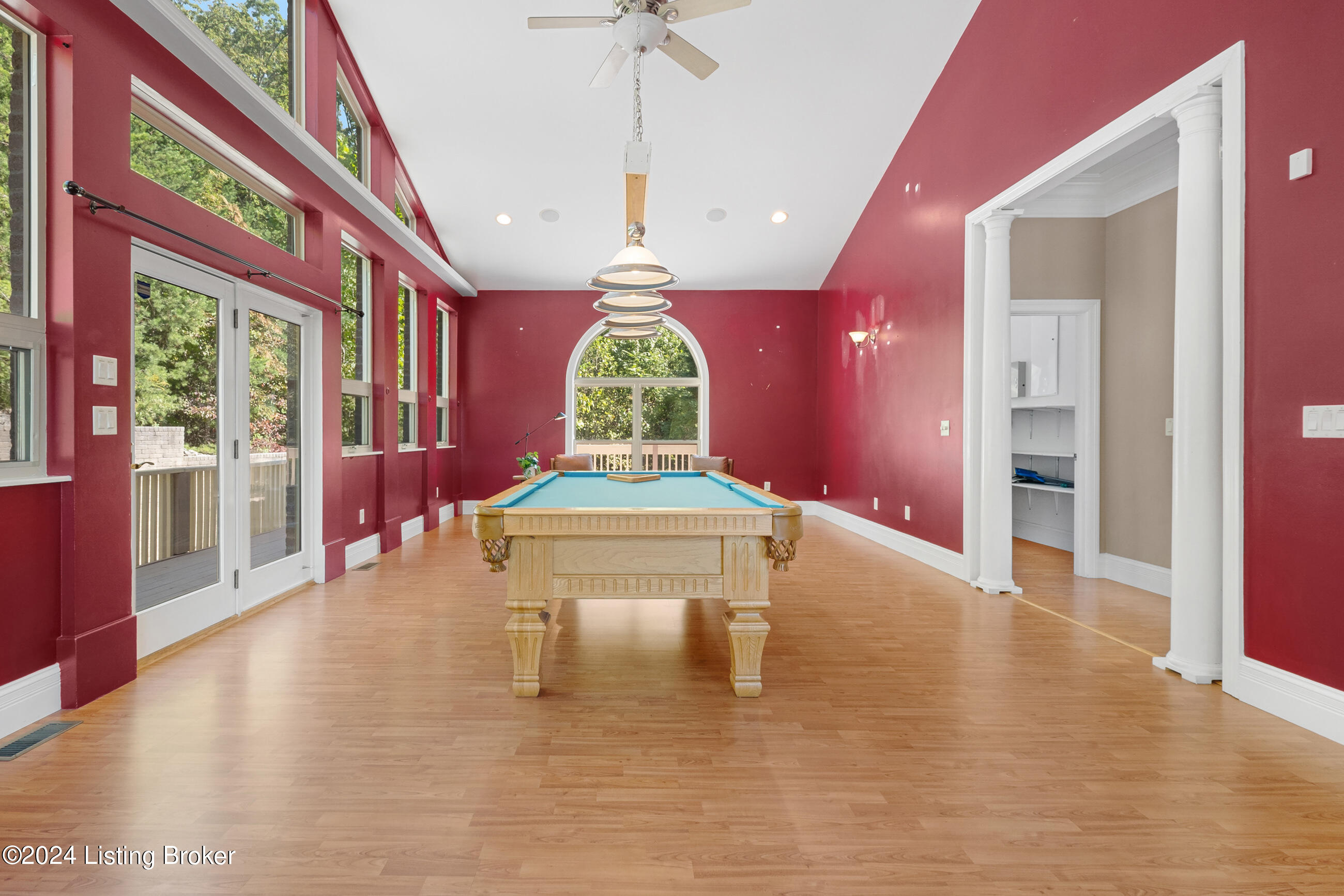 1084 Oak Pointe Dr
