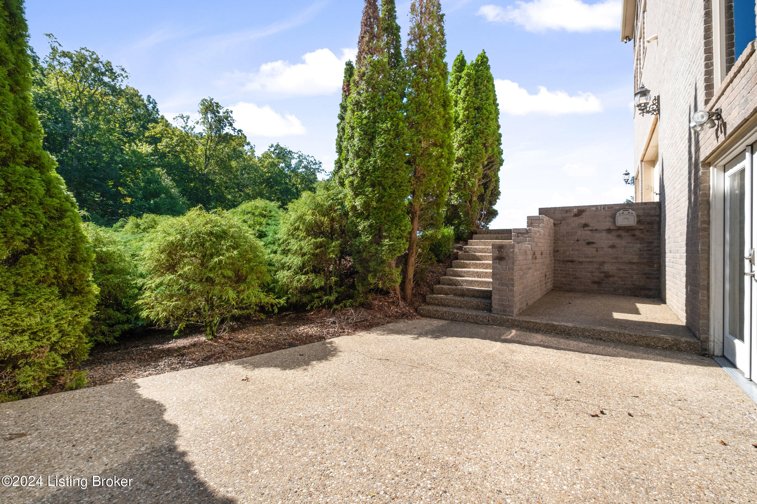 1084 Oak Pointe Dr