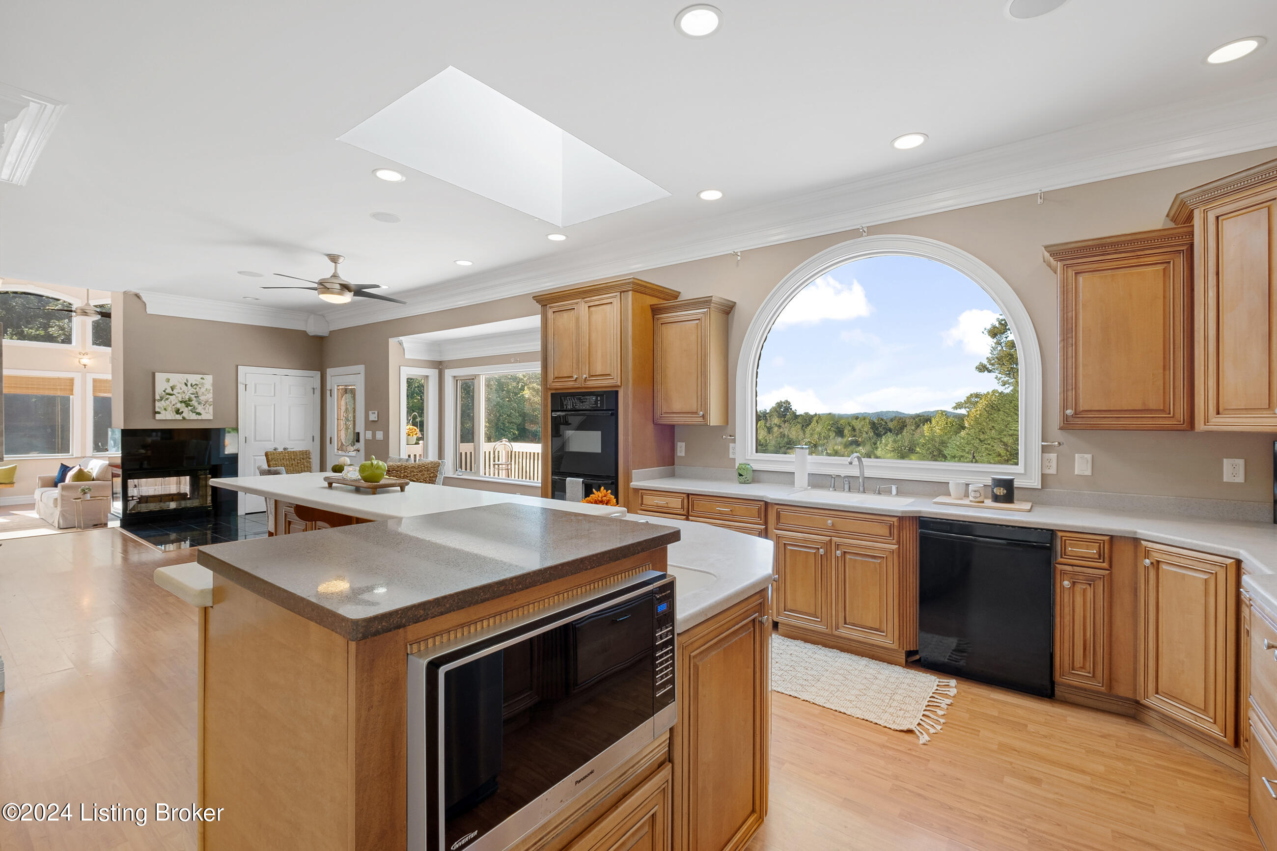 1084 Oak Pointe Dr