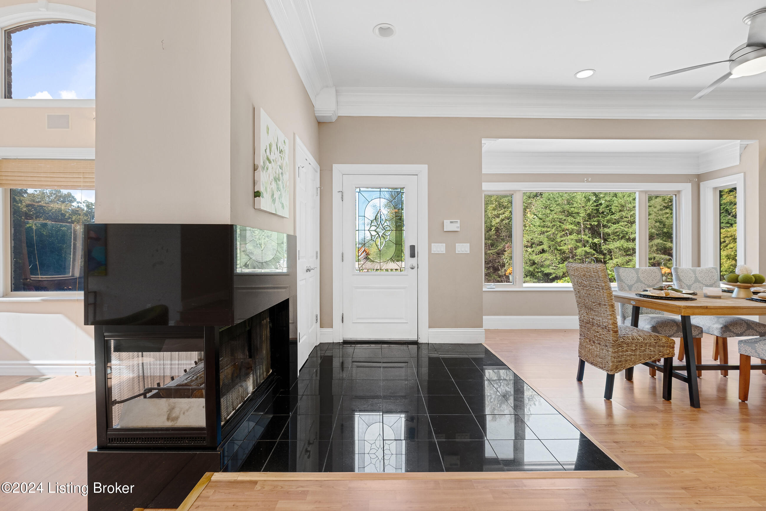 1084 Oak Pointe Dr