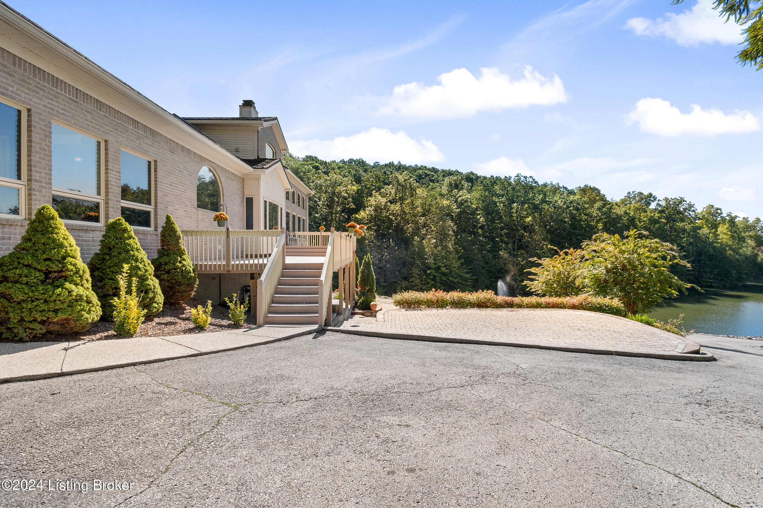 1084 Oak Pointe Dr