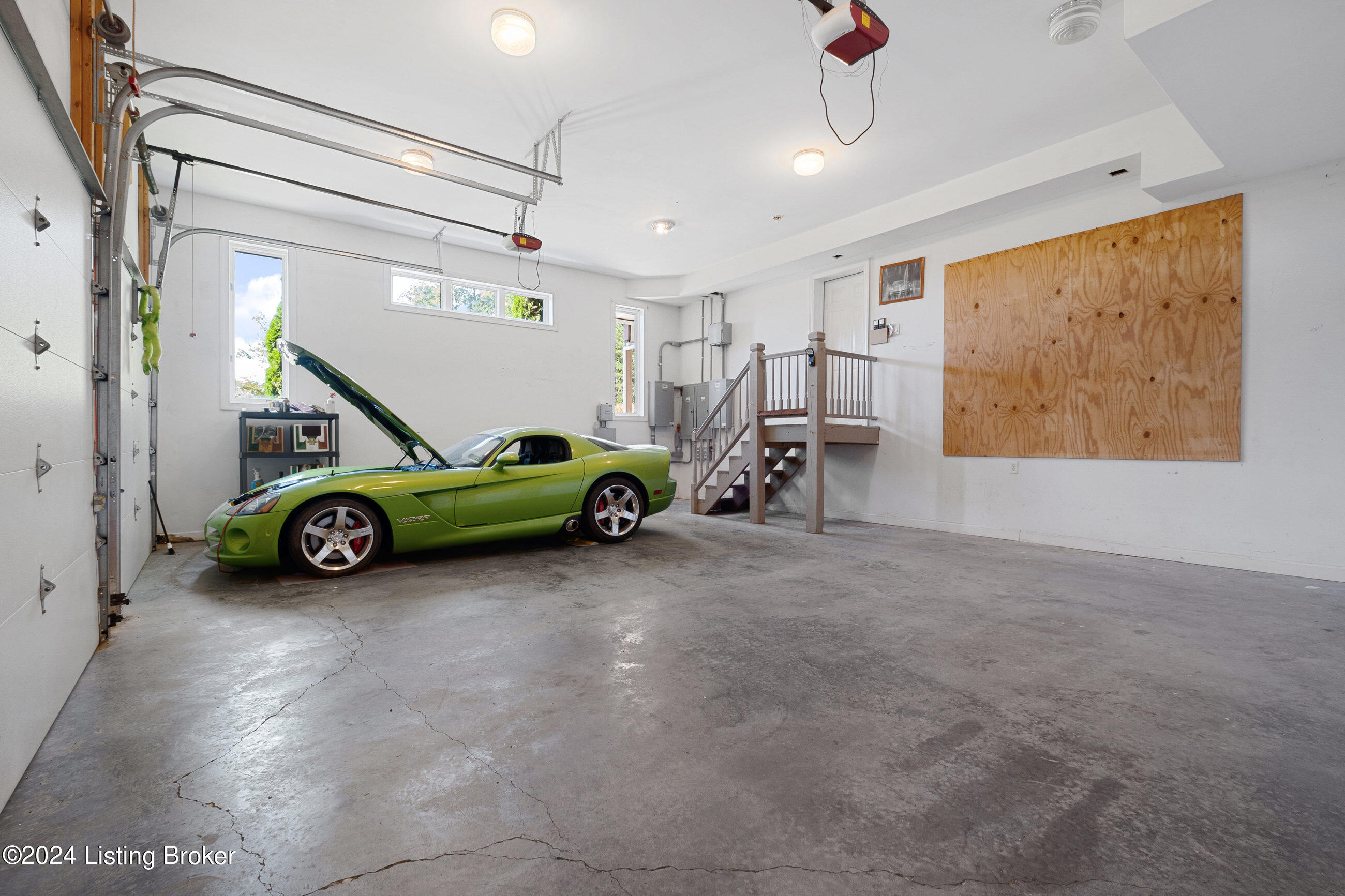 1084 Oak Pointe Dr