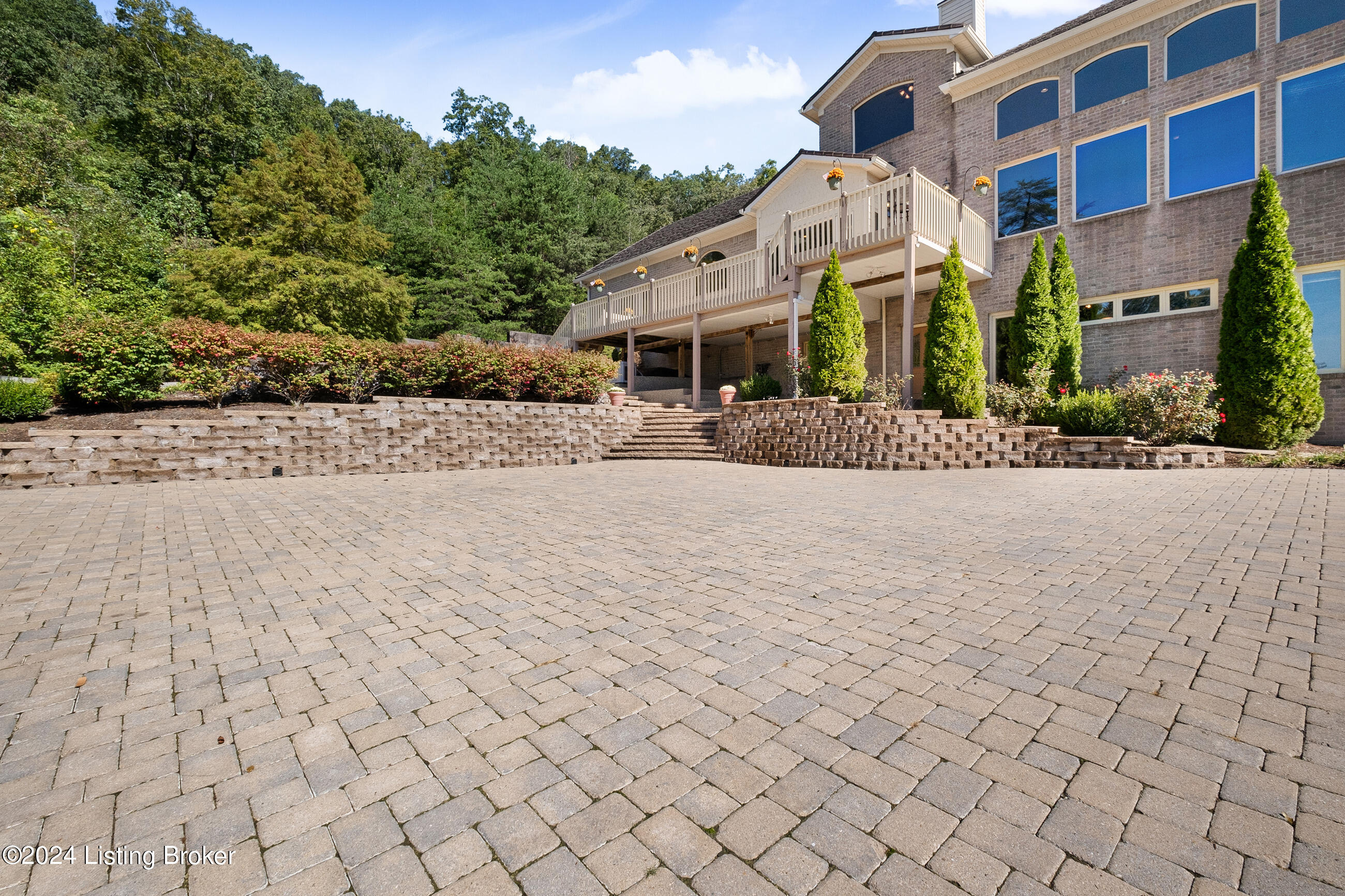 1084 Oak Pointe Dr