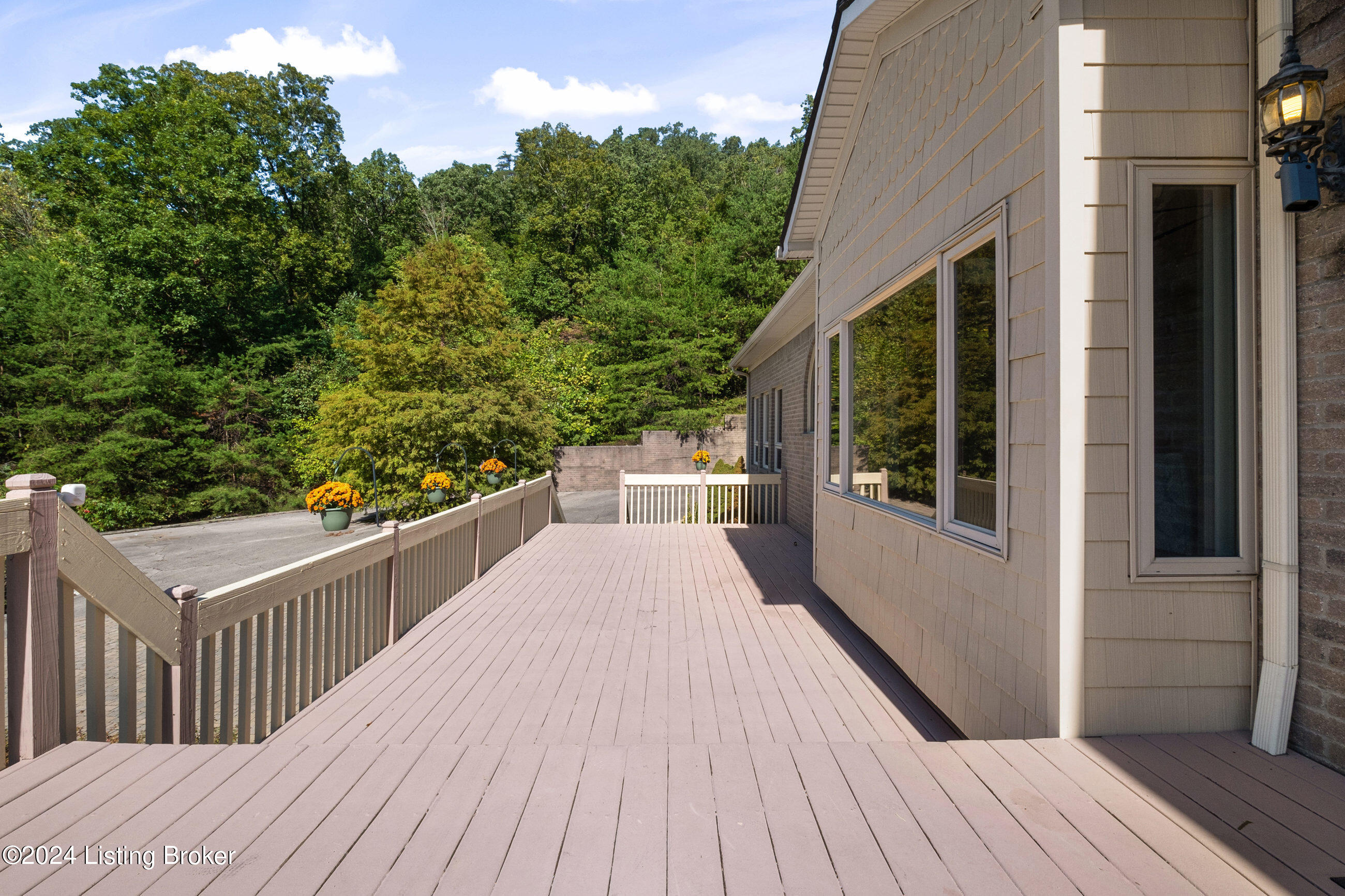 1084 Oak Pointe Dr