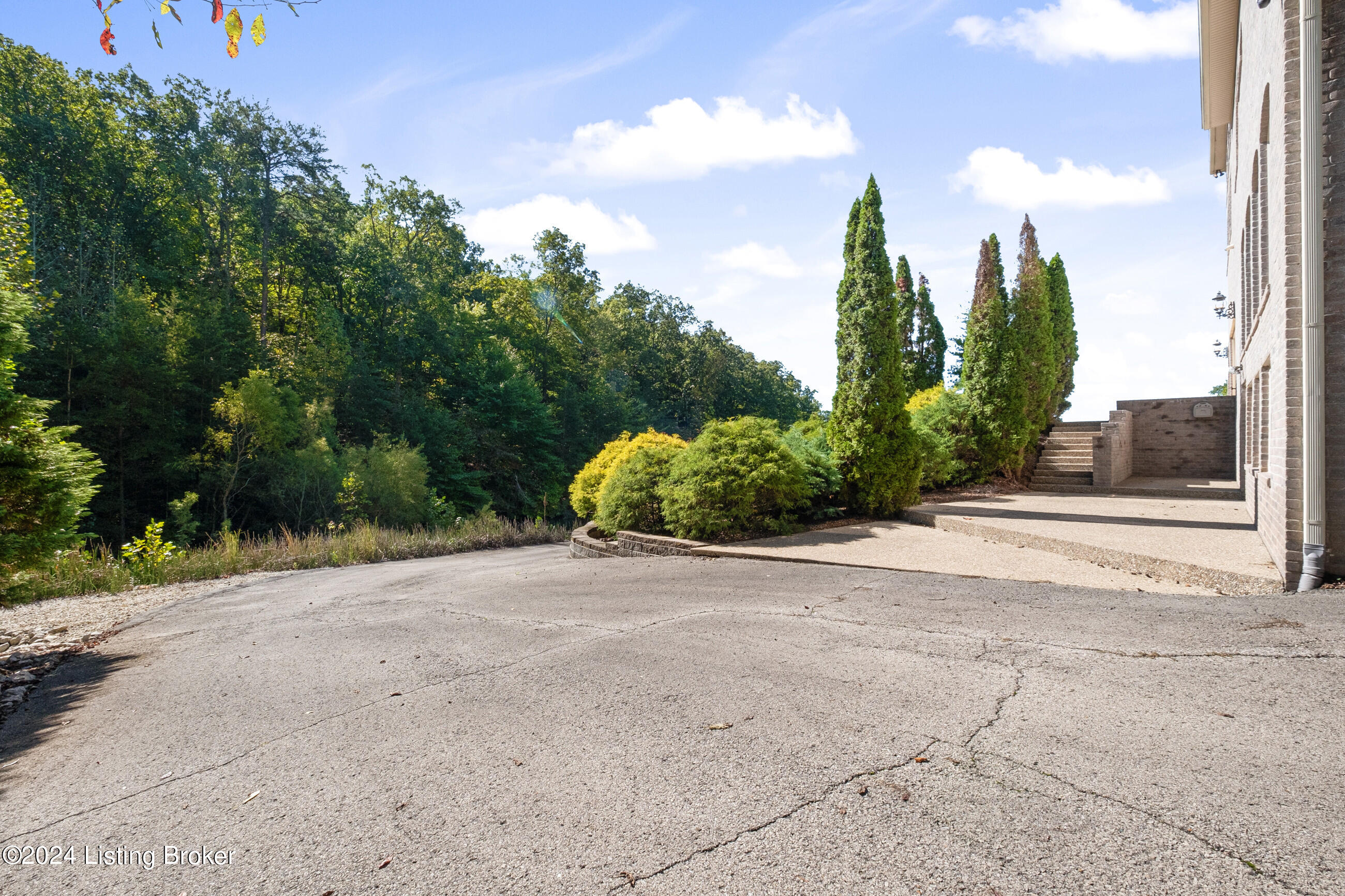 1084 Oak Pointe Dr