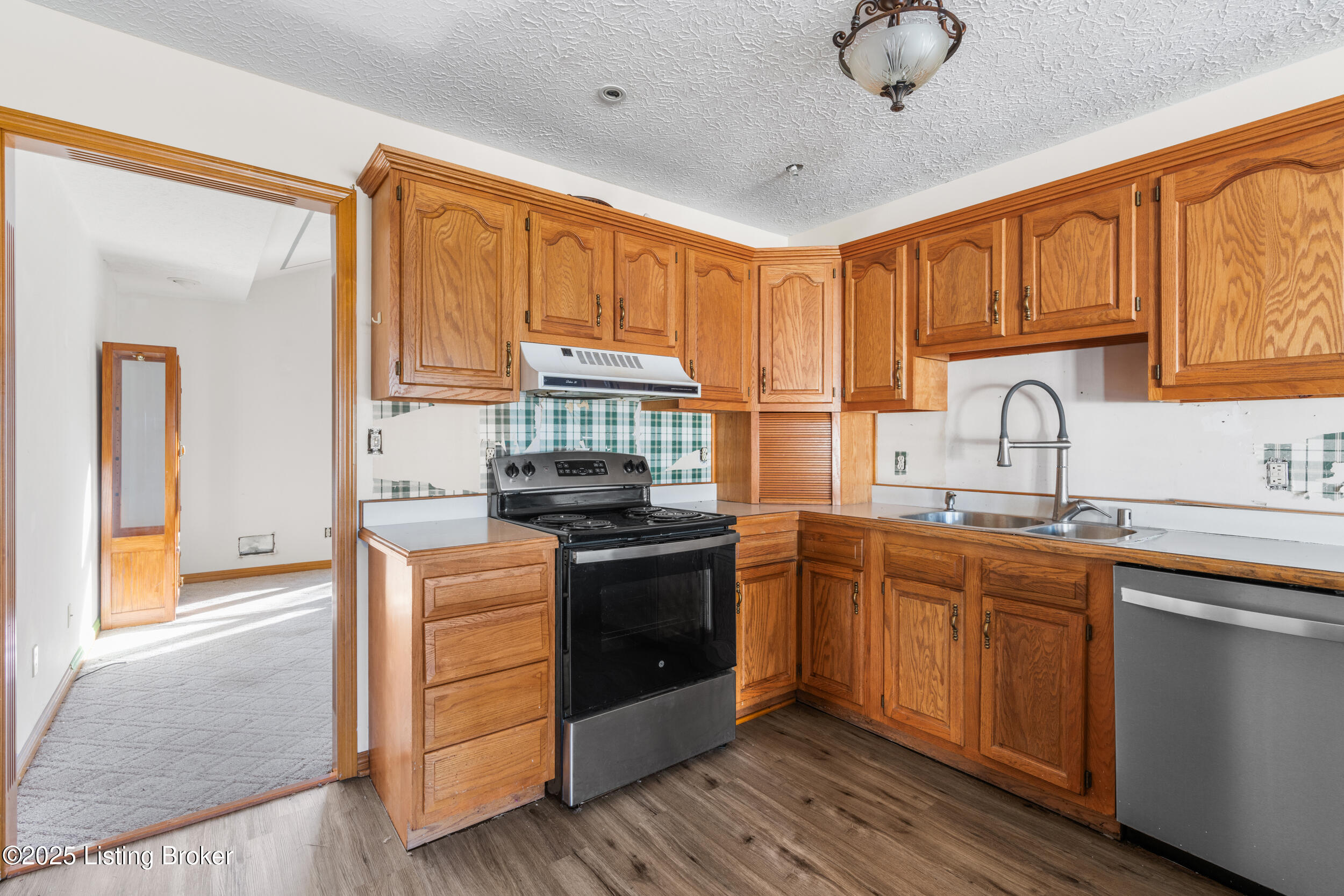 595 Centerview Dr