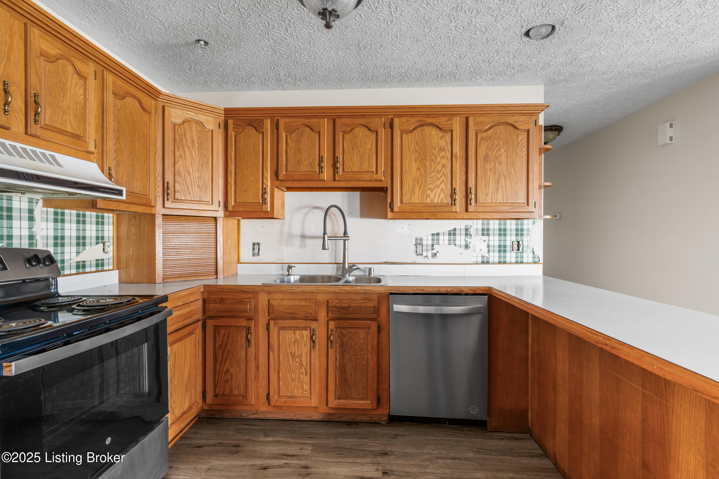 595 Centerview Dr