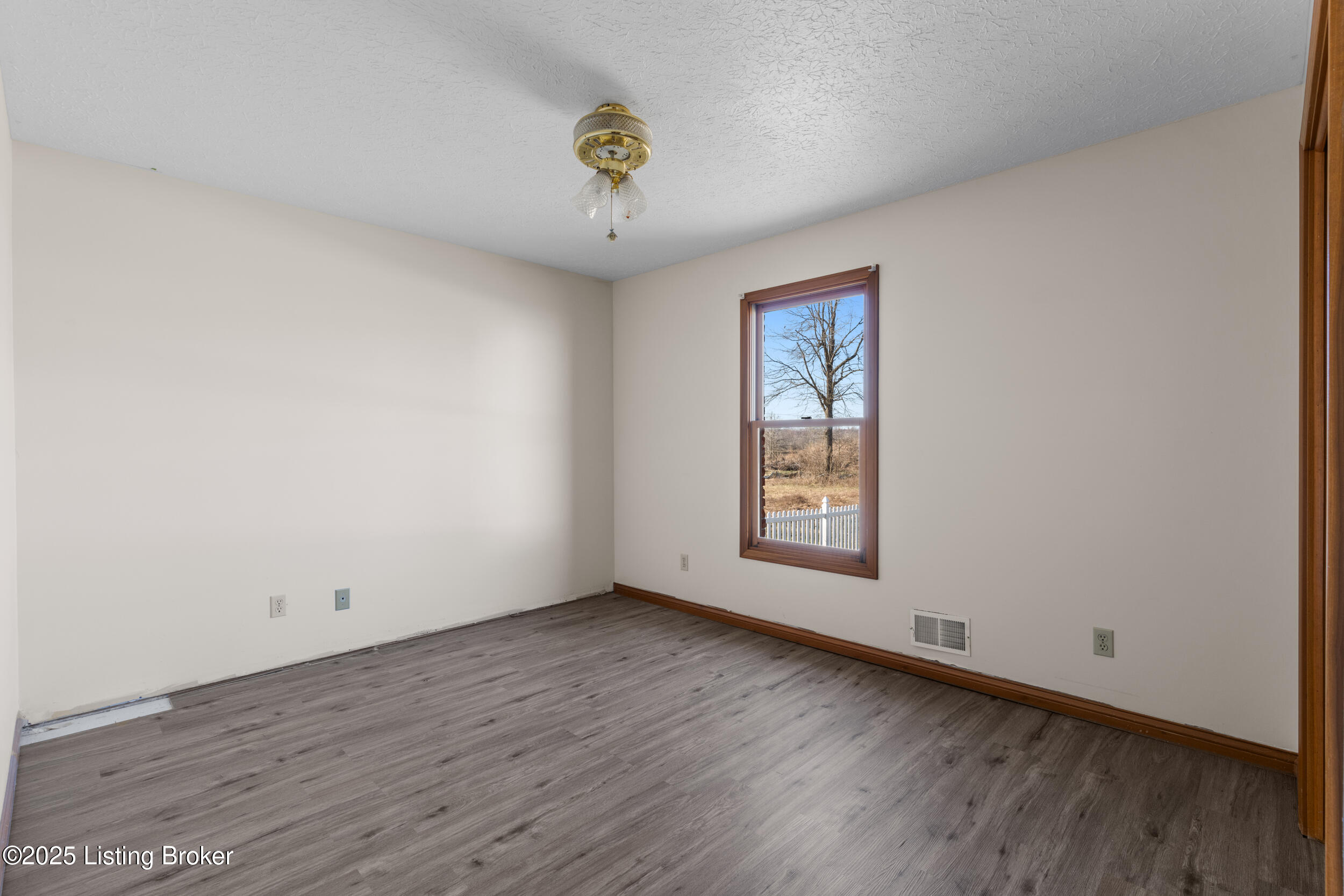 595 Centerview Dr