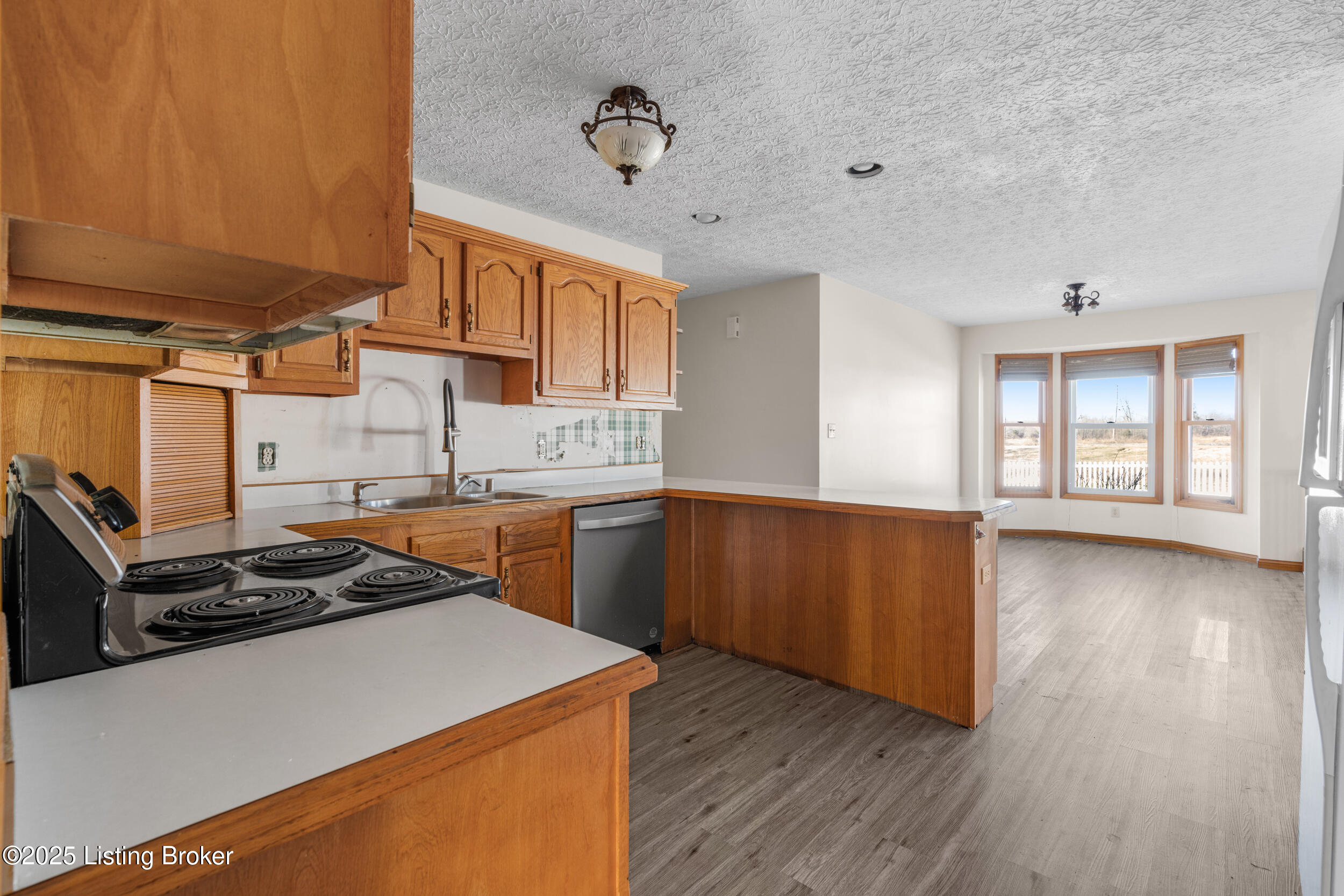 595 Centerview Dr