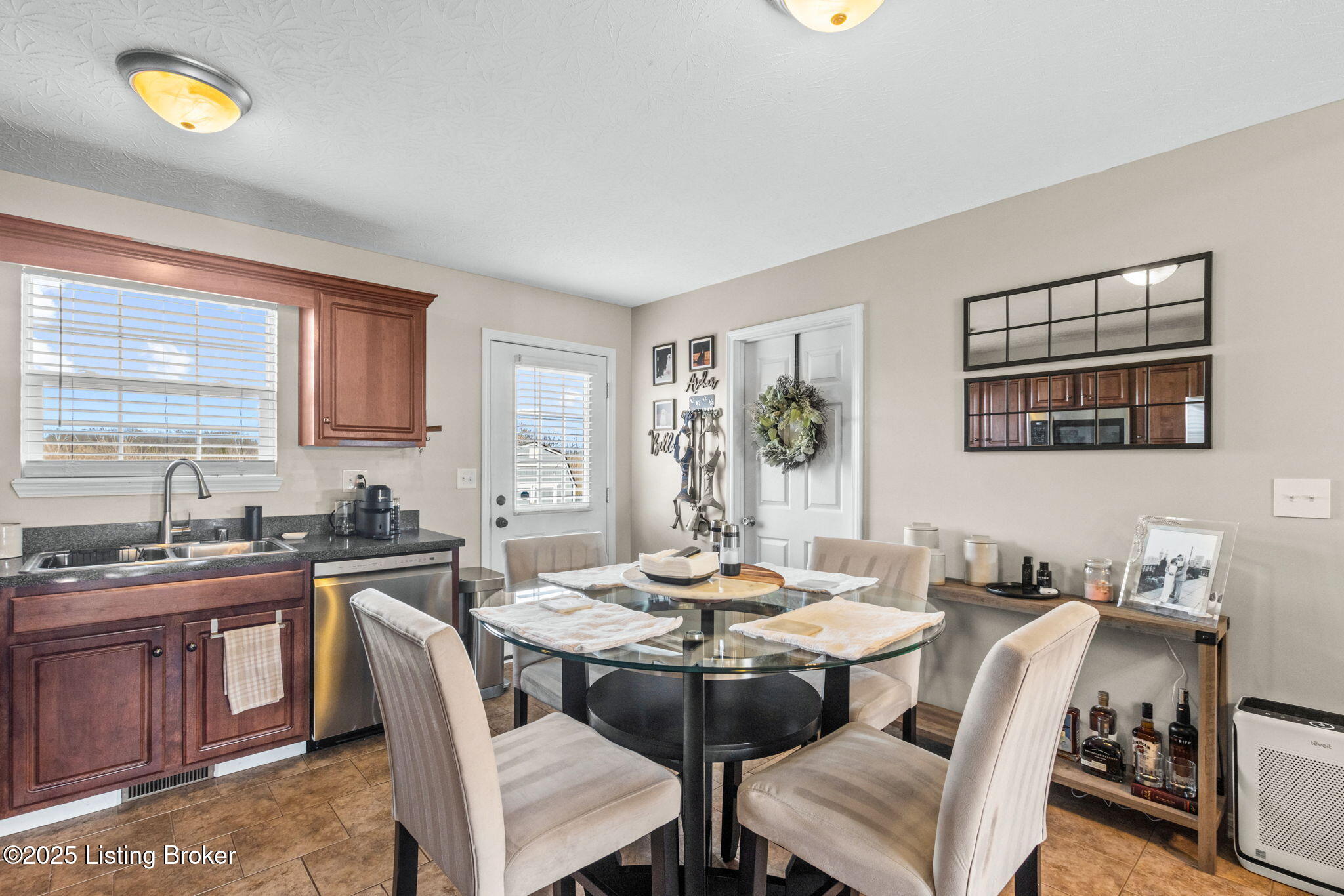 708 Tecumseh Dr