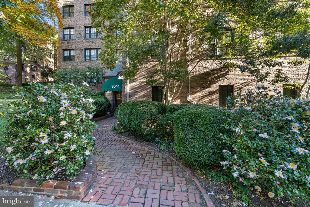 3041 SEDGWICK STREET NW 102D