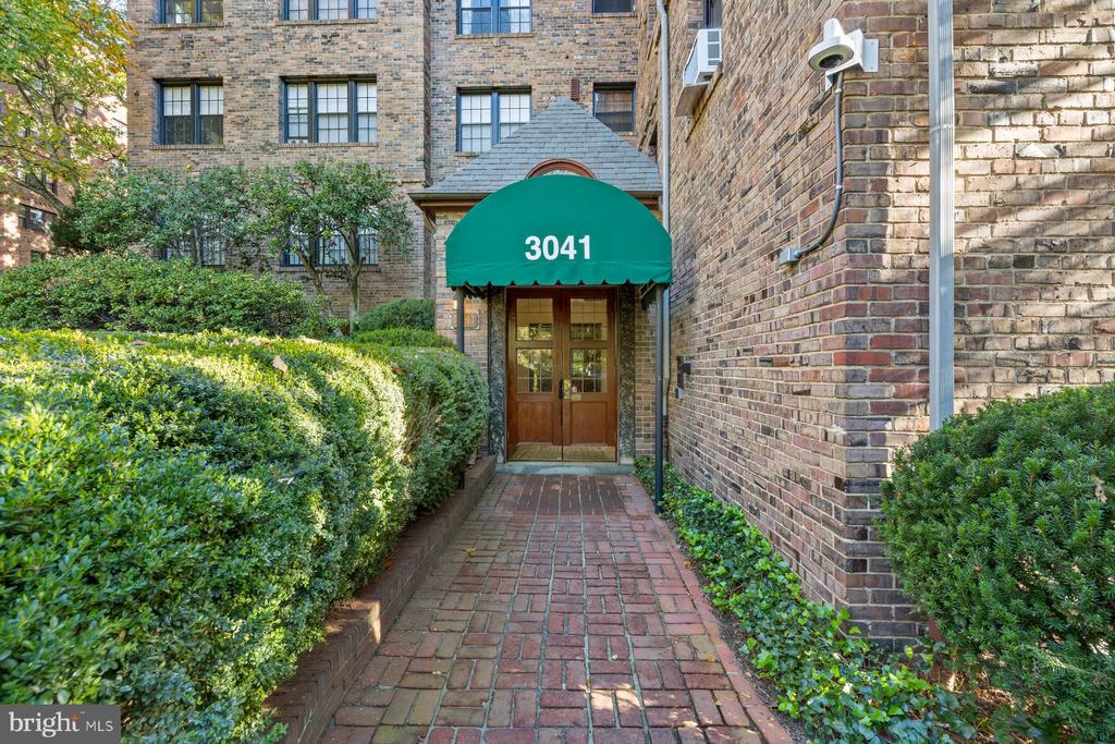 3041 SEDGWICK STREET NW 102D