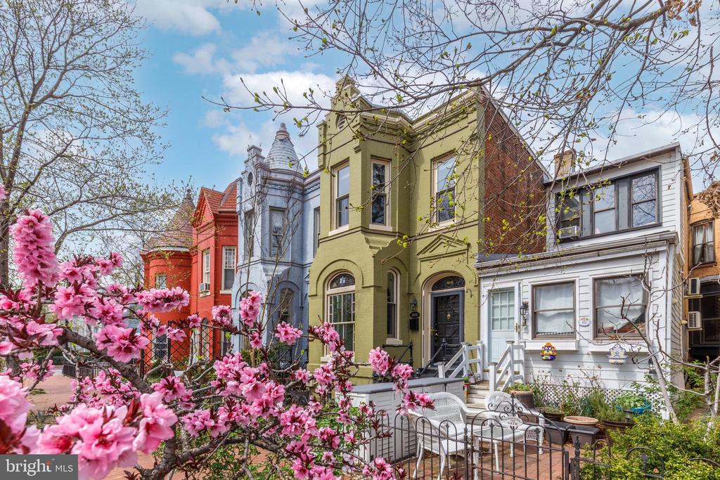 804 A STREET NE
