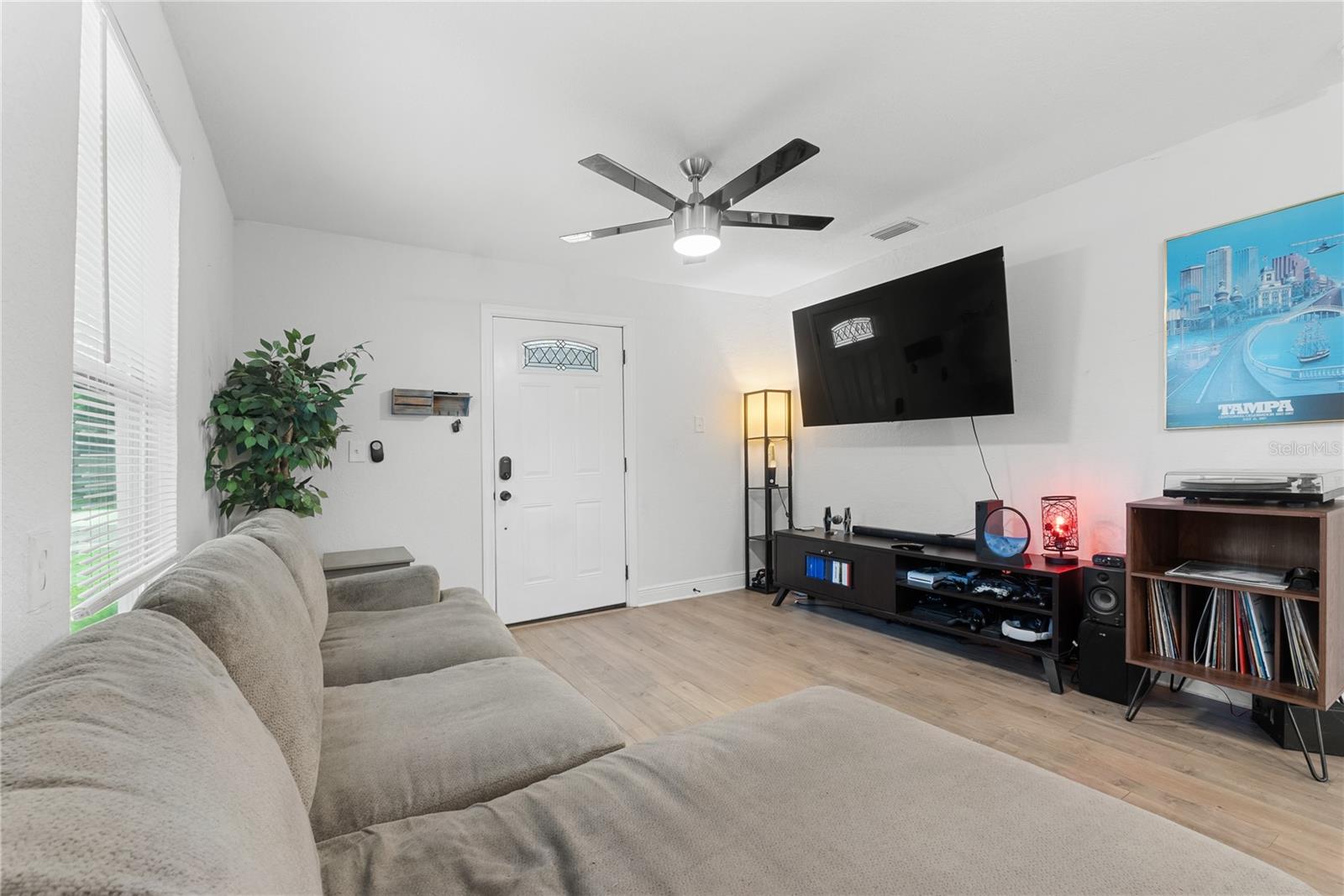 210 E CLUSTER AVE