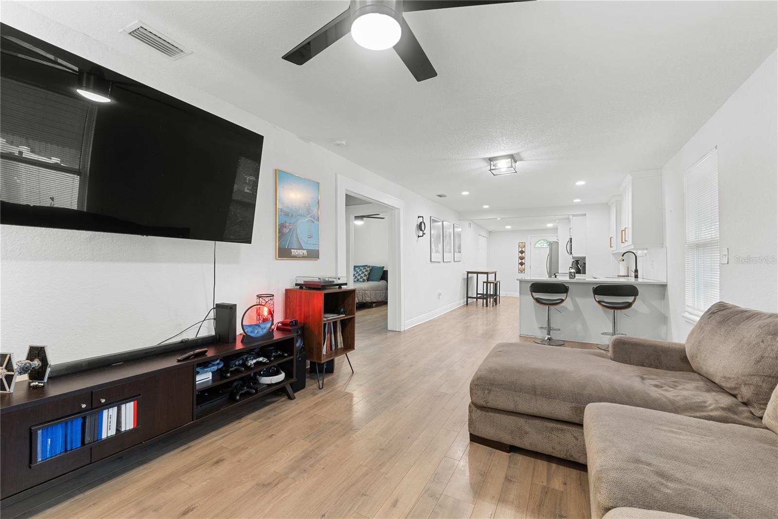 210 E CLUSTER AVE