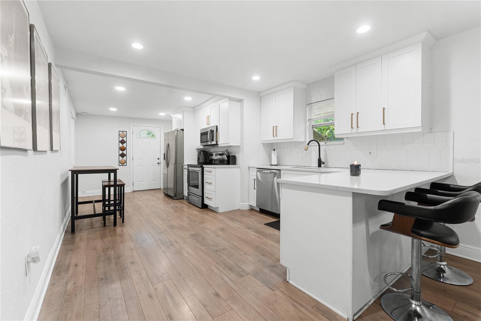 210 E CLUSTER AVE