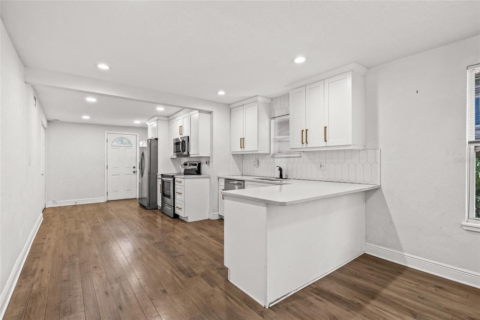 210 E CLUSTER AVE