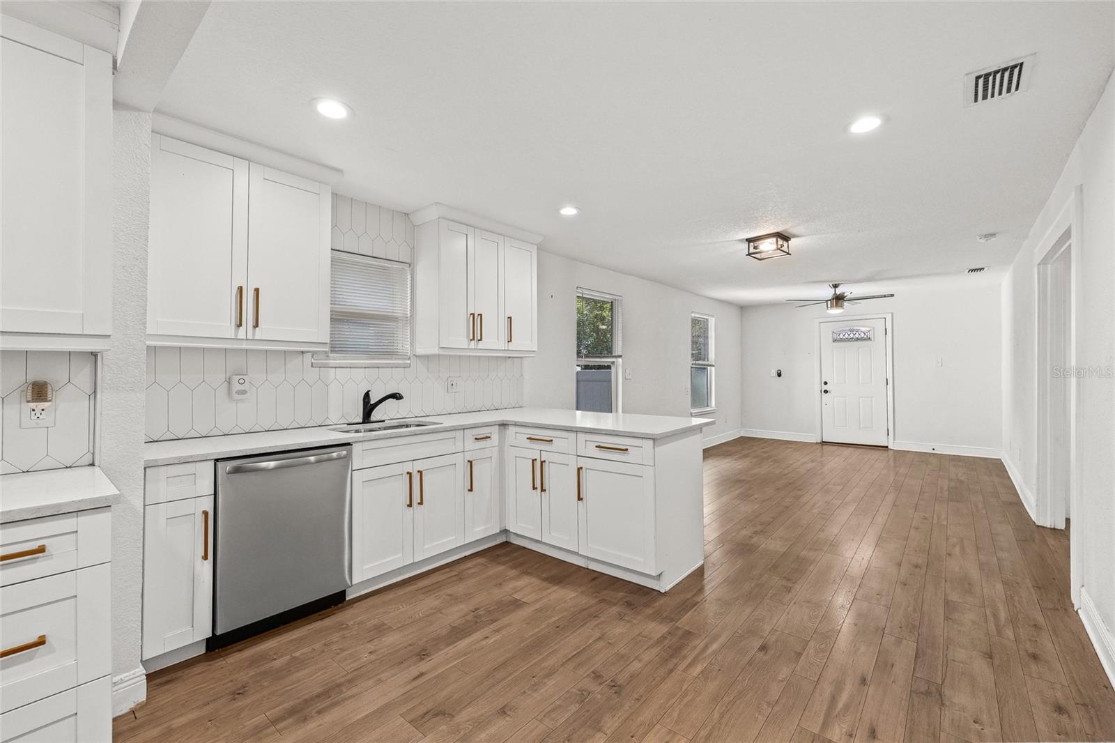 210 E CLUSTER AVE