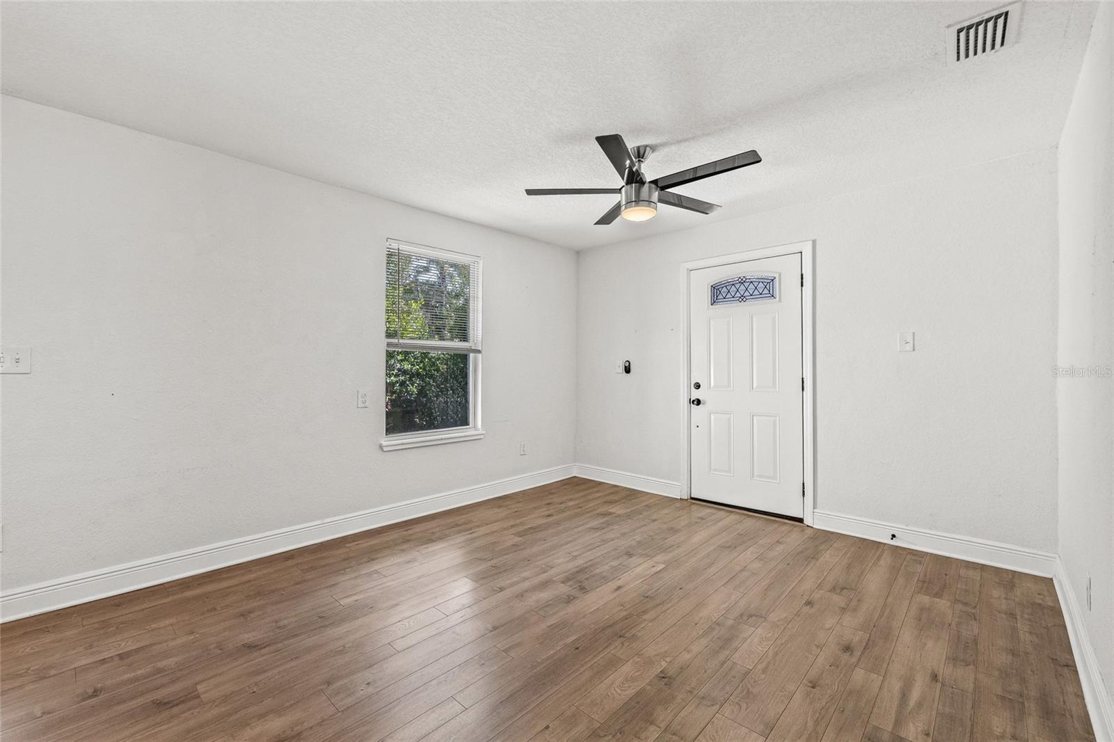 210 E CLUSTER AVE