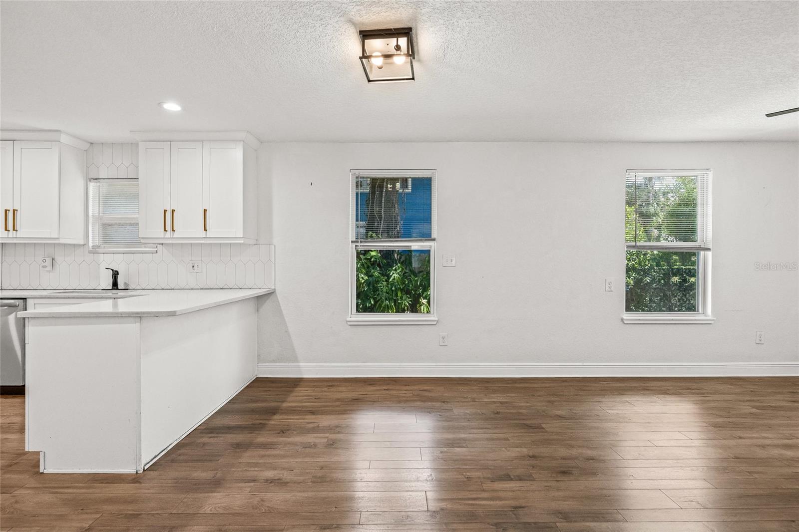 210 E CLUSTER AVE