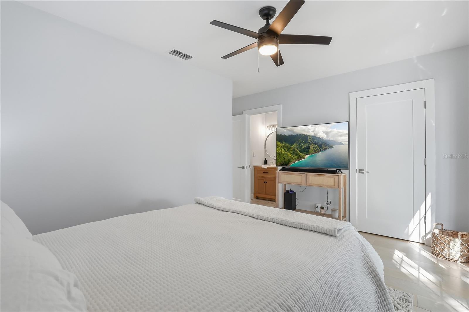 4043 SHORE ACRES BLVD NE