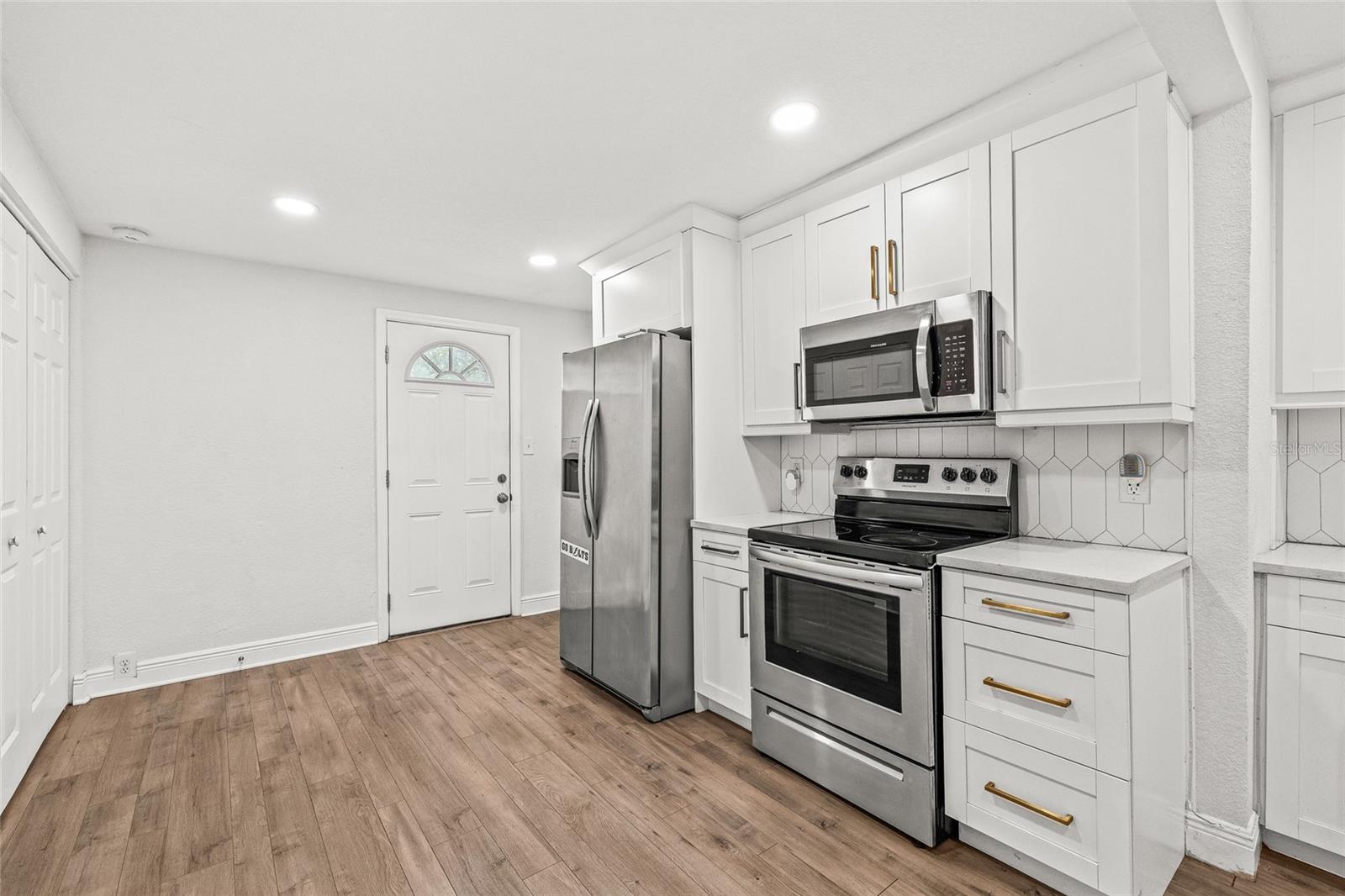 210 E CLUSTER AVE