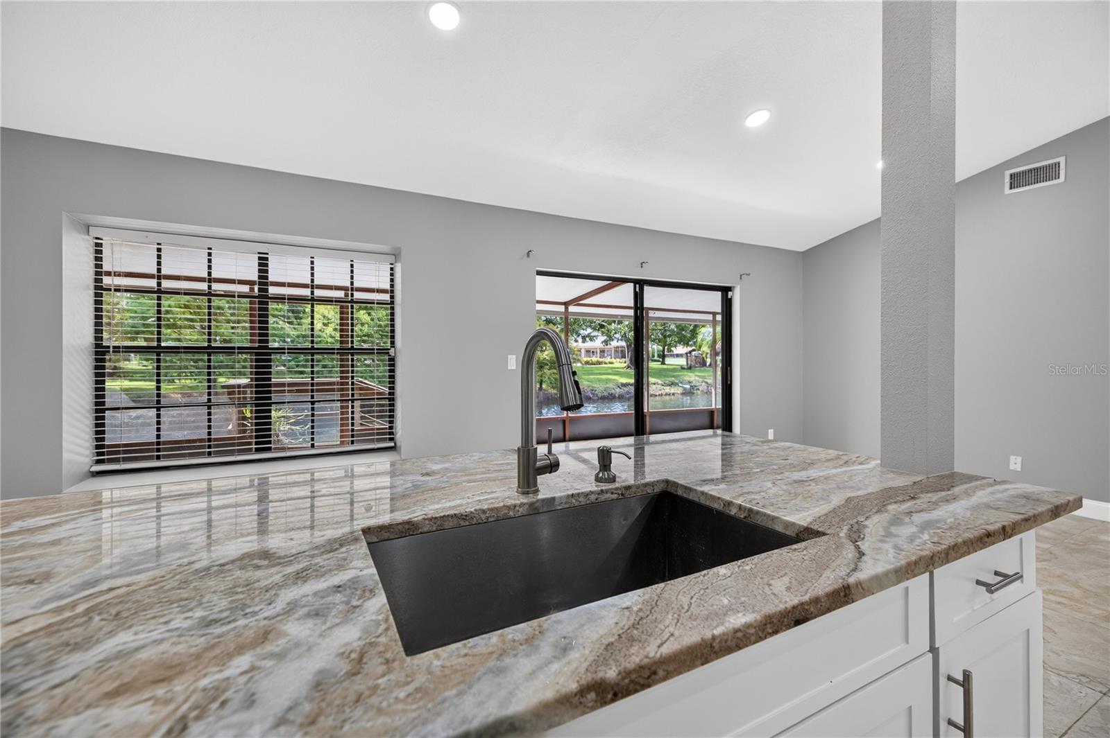 4004 SHORESIDE CIR