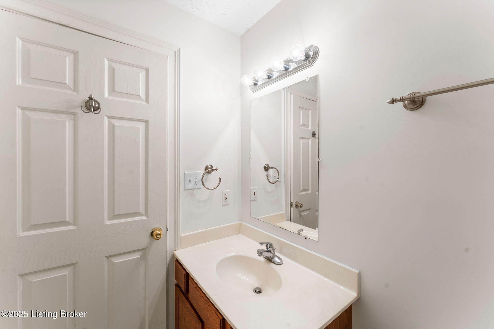 2908 Carriage Hill Dr