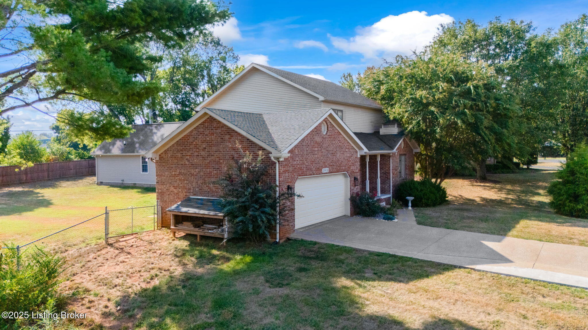2908 Carriage Hill Dr