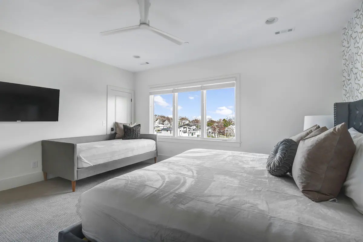 1033 Wedgewood Ave Unit: 2