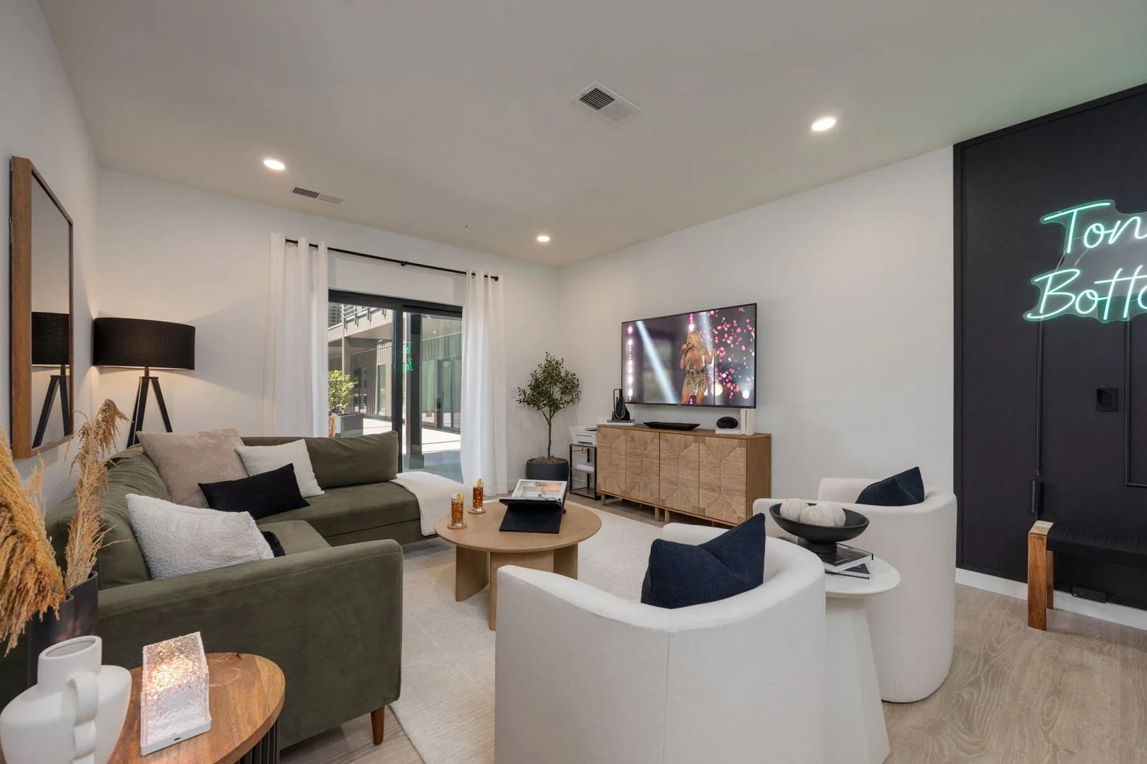 635 7th Ave, S Unit: 212