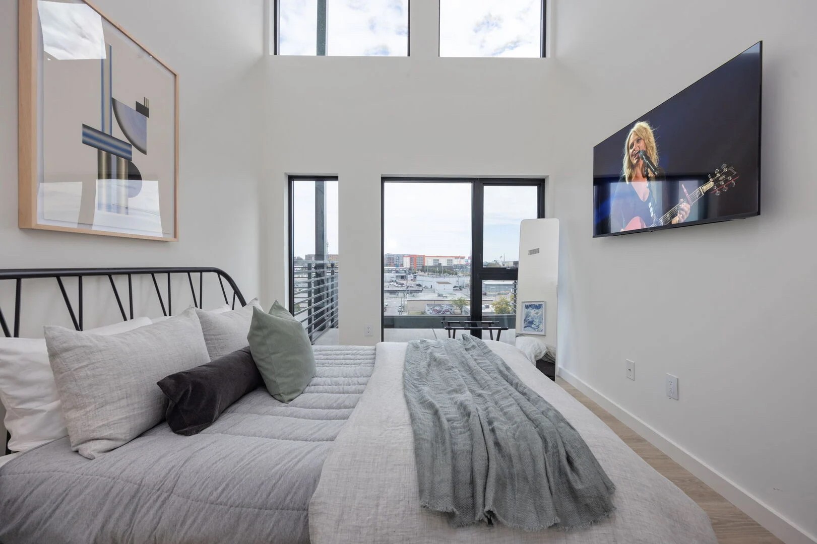 635 7th Ave, S Unit: 611