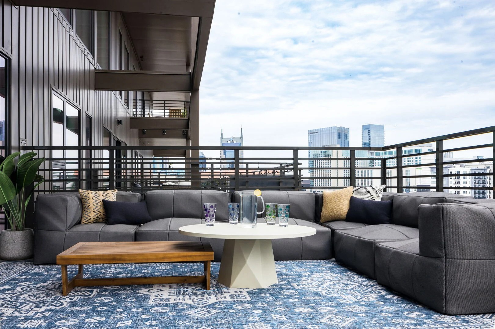 635 7th Ave, S Unit: 611
