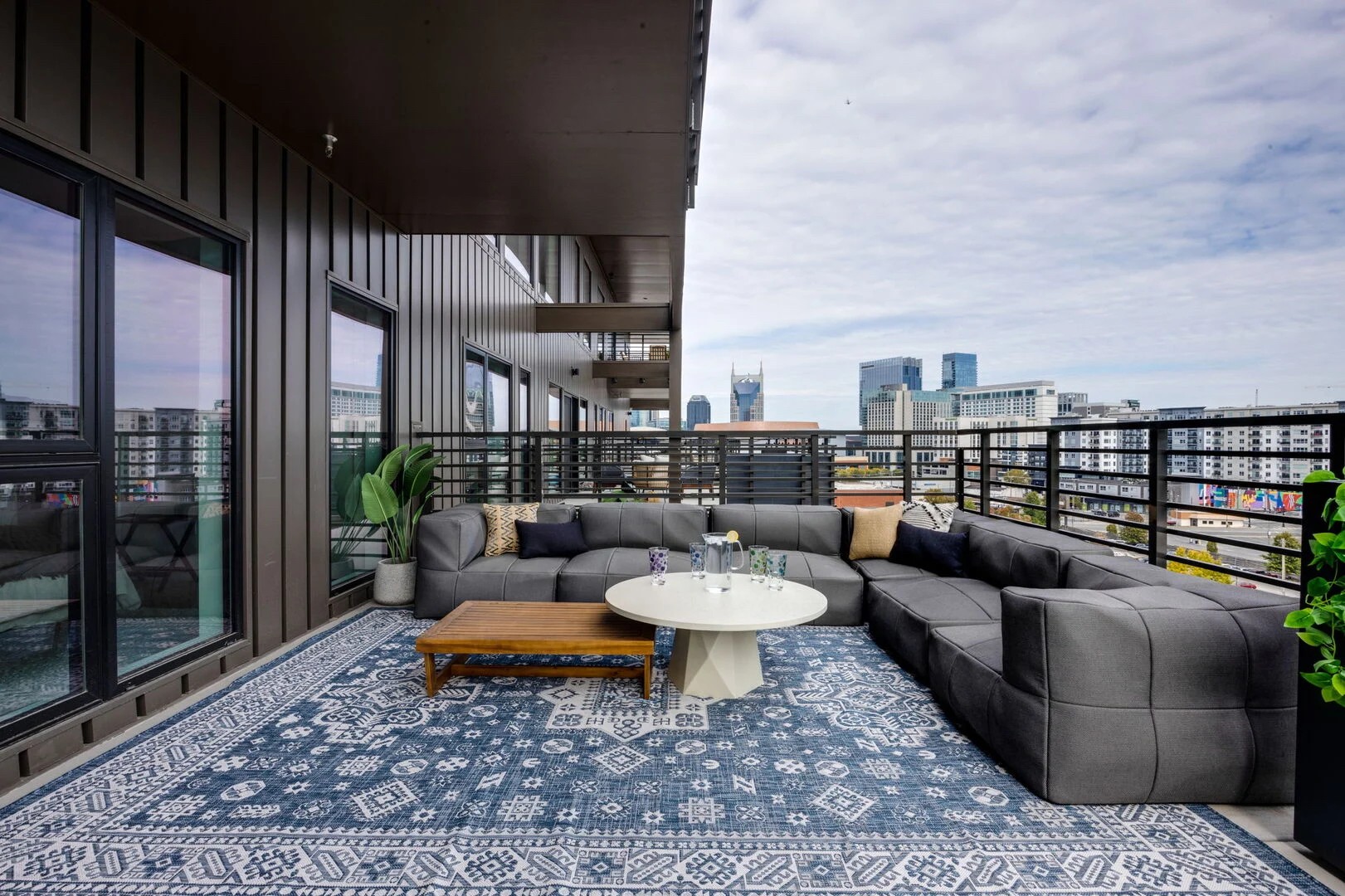 635 7th Ave, S Unit: 611