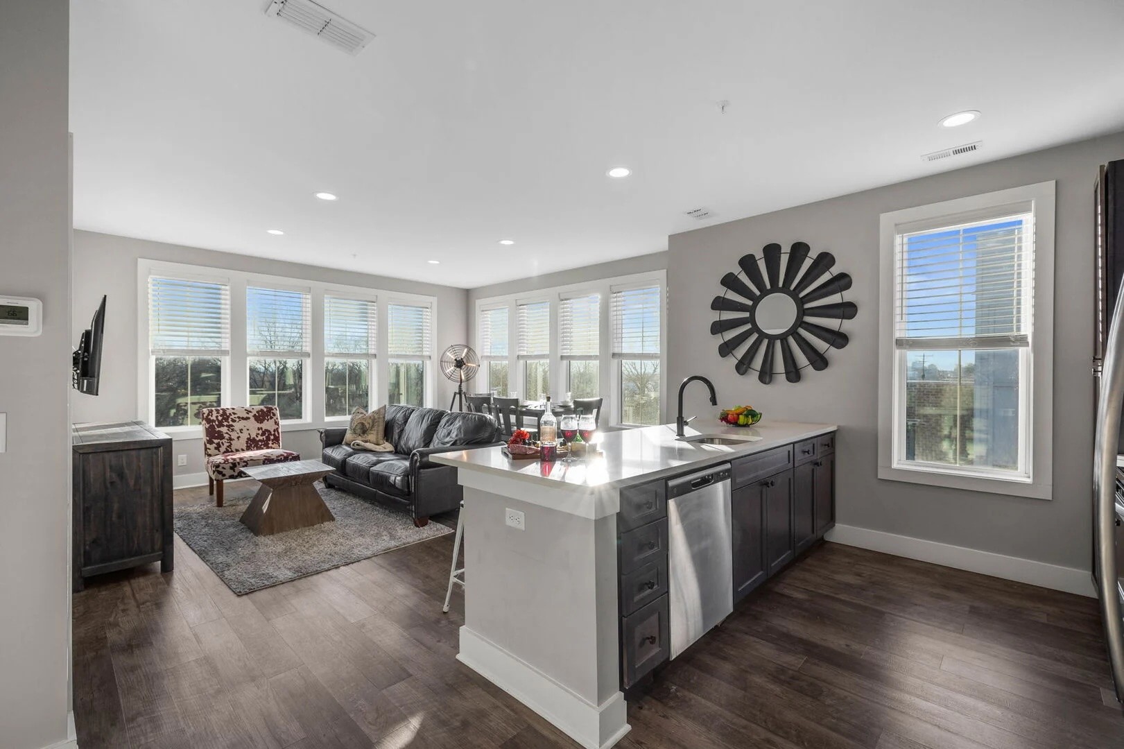1077 E Trinity Ln Unit: 310