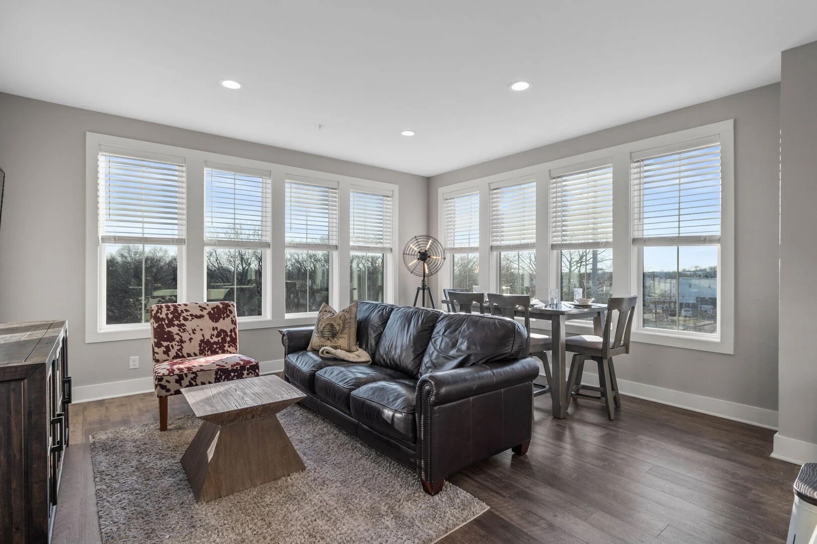 1077 E Trinity Ln Unit: 310