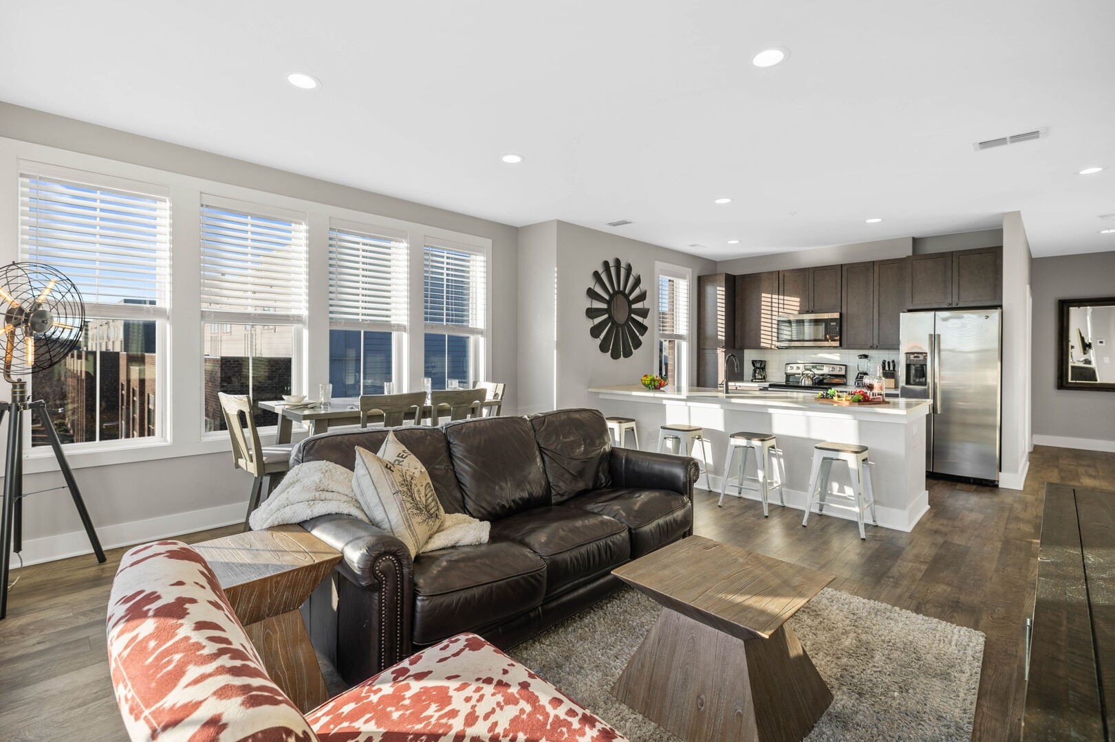 1077 E Trinity Ln Unit: 310