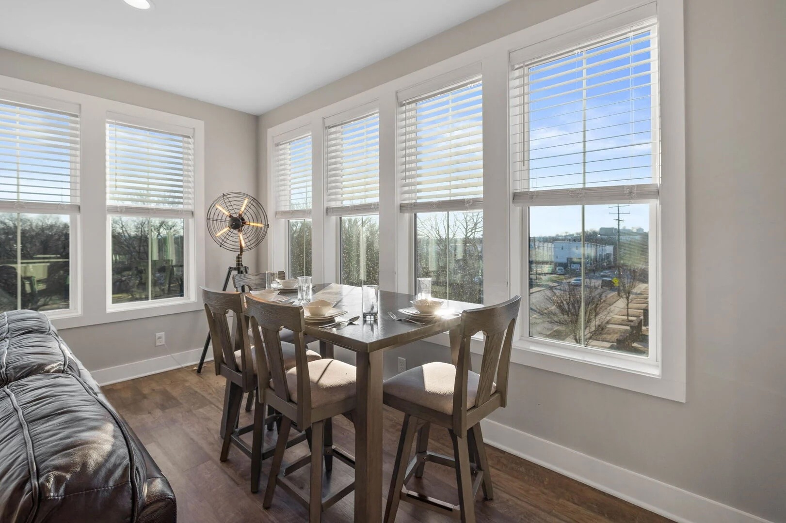 1077 E Trinity Ln Unit: 310
