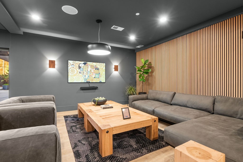 635 7th Ave, S Unit: 411
