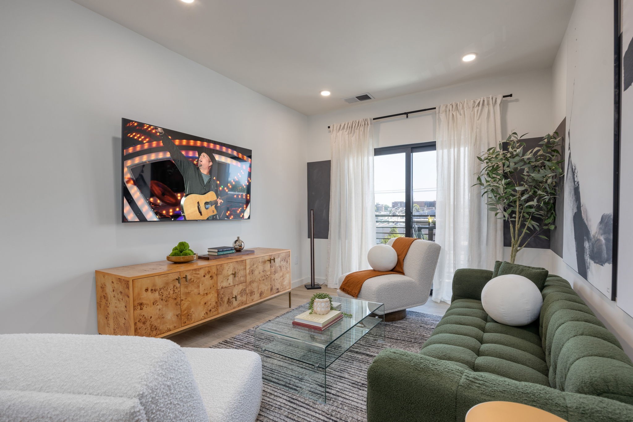 635 7th Ave, S Unit: 312